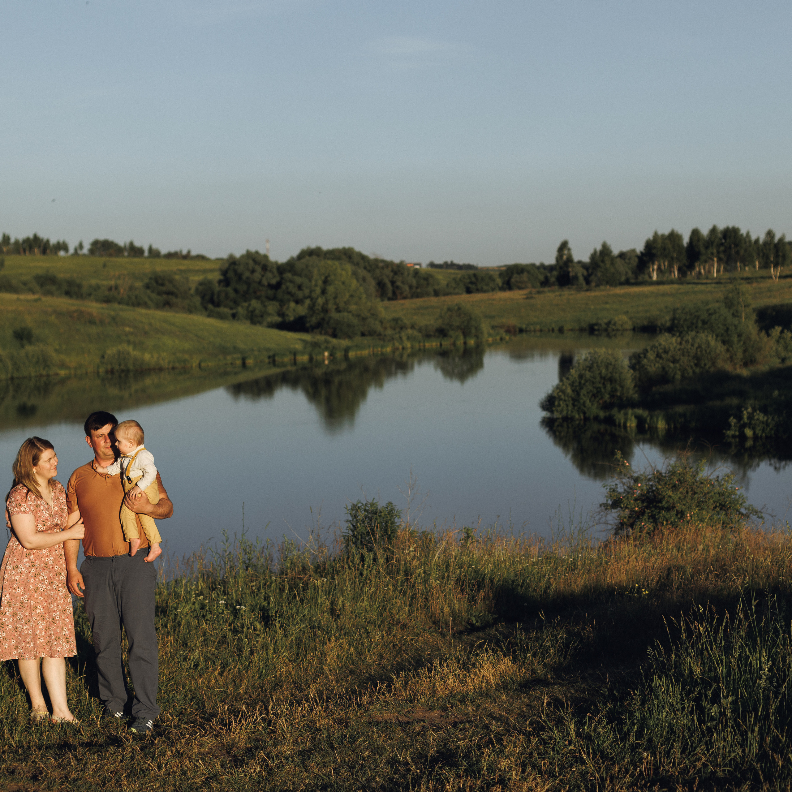 Про важного Сашеньку в теплый закатный вечер. Фотограф Катя Курк семейная lifestyle фотография
