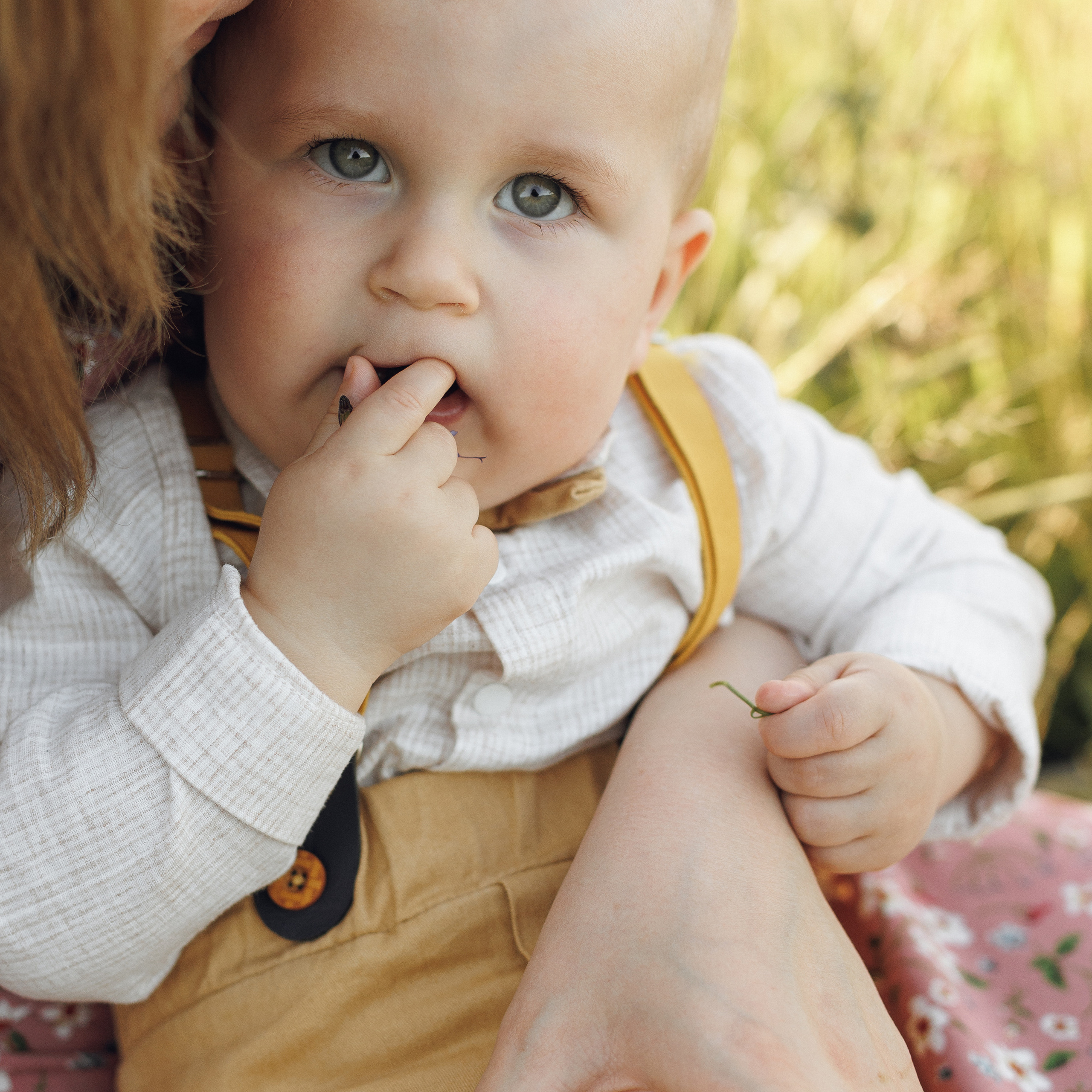 Про важного Сашеньку в теплый закатный вечер. Фотограф Катя Курк семейная lifestyle фотография