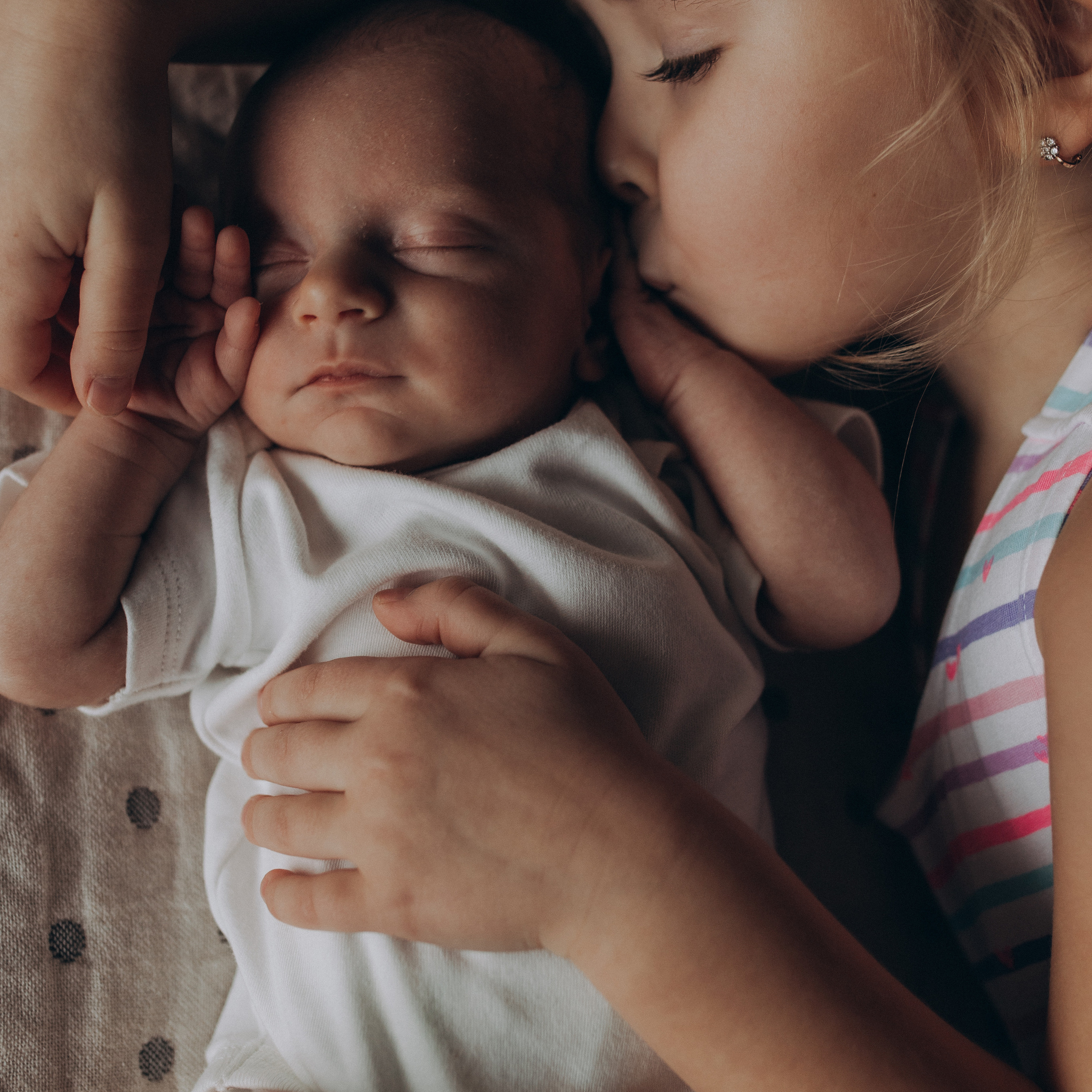 Про сладкого малыша и его старшую сестру. Фотограф Катя Курк семейная lifestyle фотография