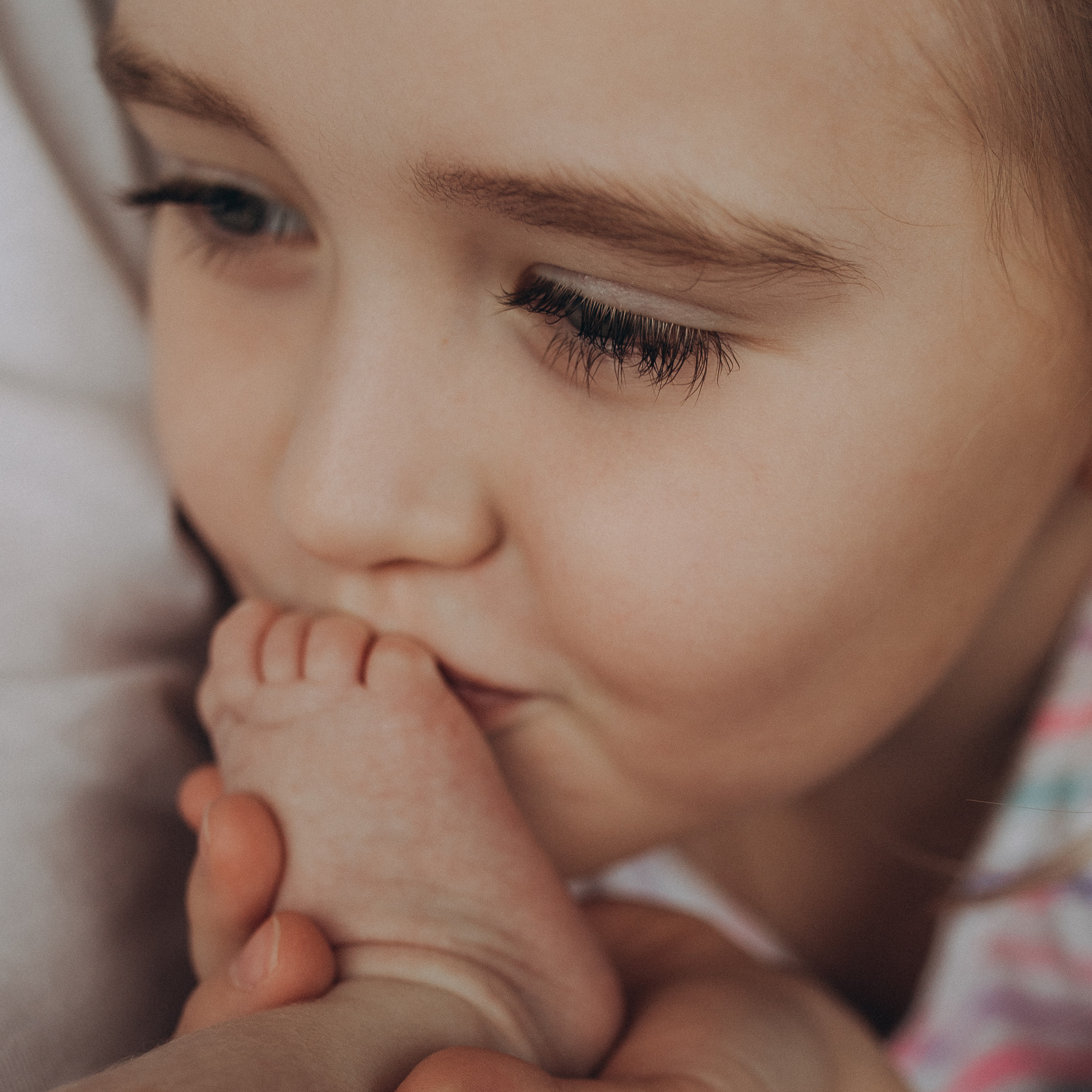 Про сладкого малыша и его старшую сестру. Фотограф Катя Курк семейная lifestyle фотография