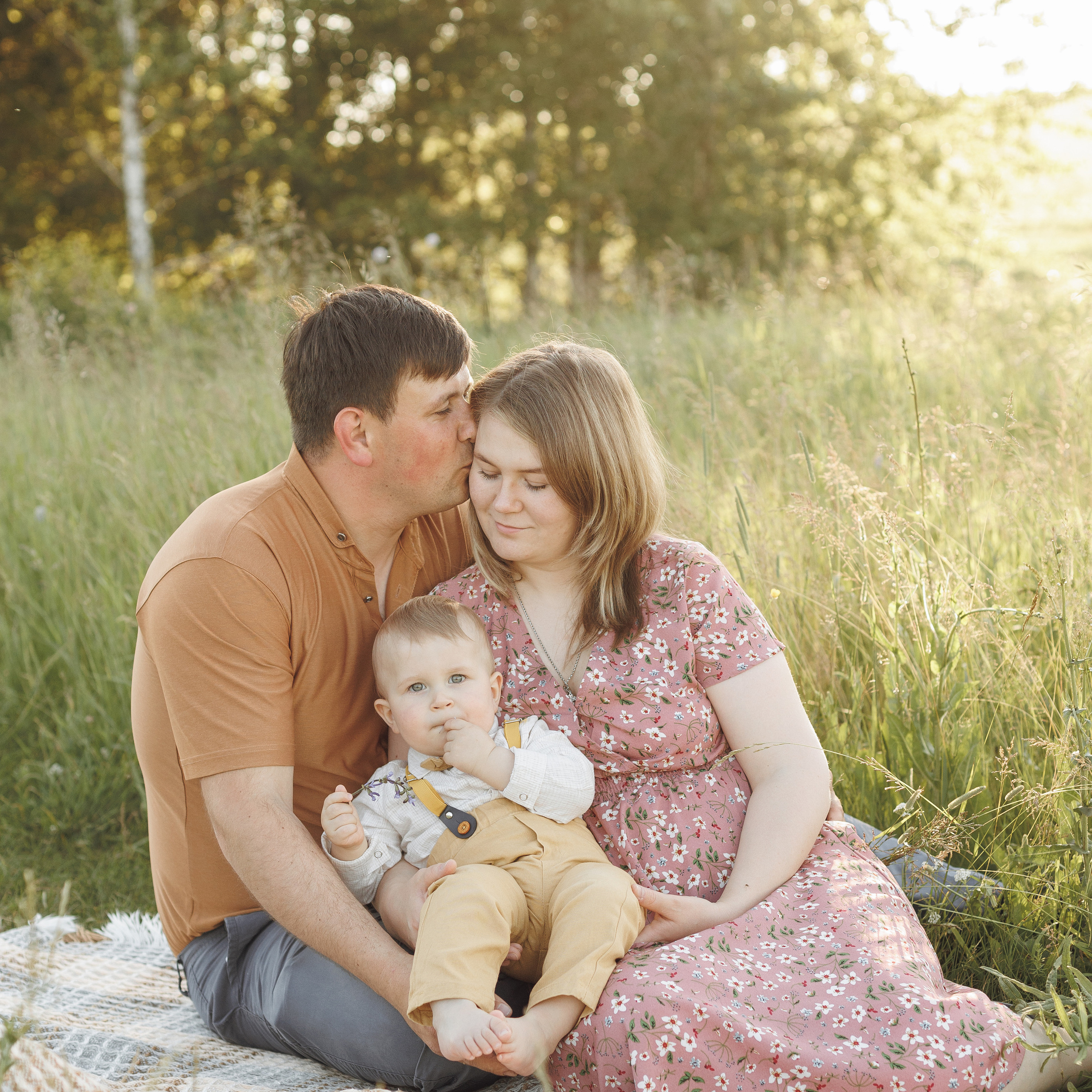 Про важного Сашеньку в теплый закатный вечер. Фотограф Катя Курк семейная lifestyle фотография