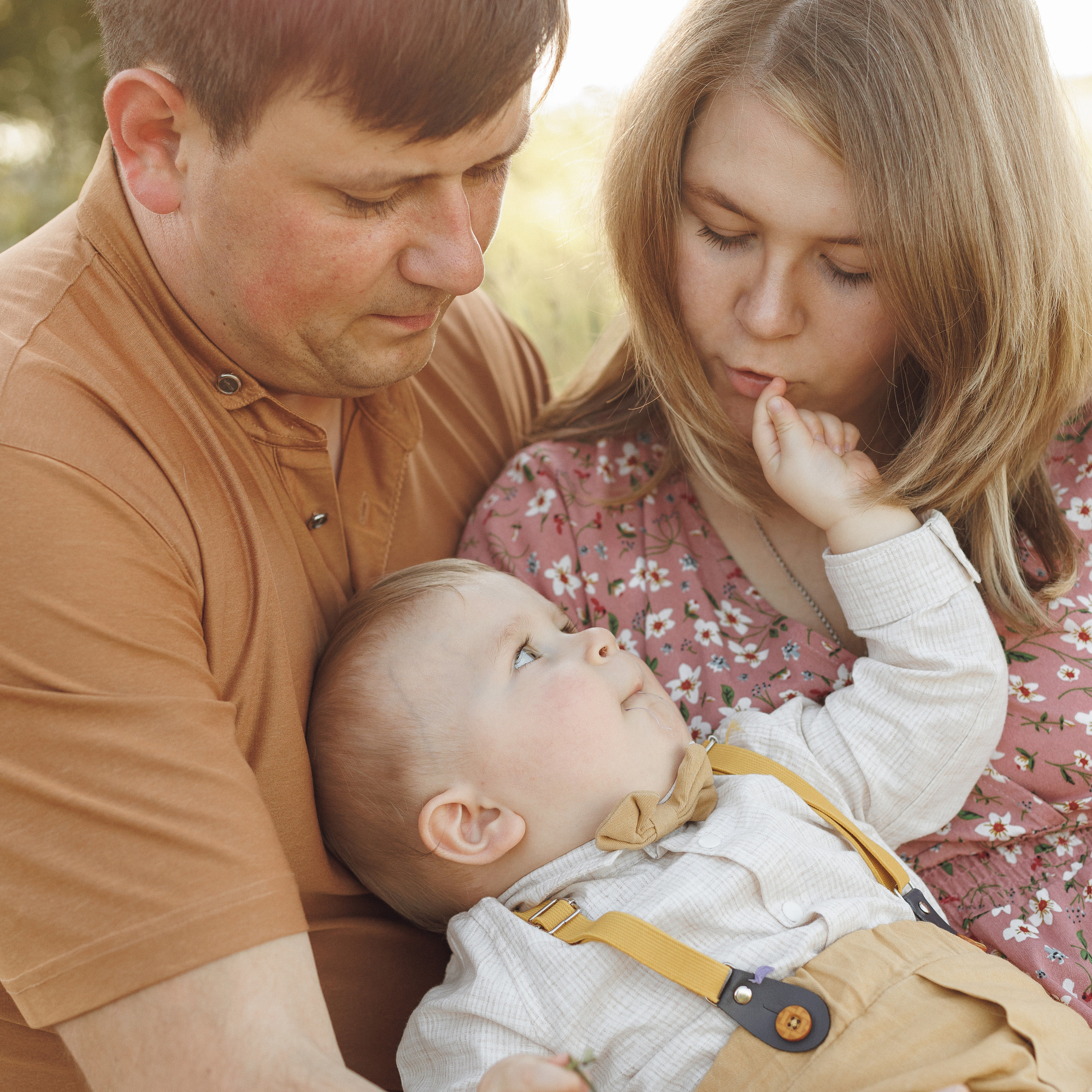 Про важного Сашеньку в теплый закатный вечер. Фотограф Катя Курк семейная lifestyle фотография