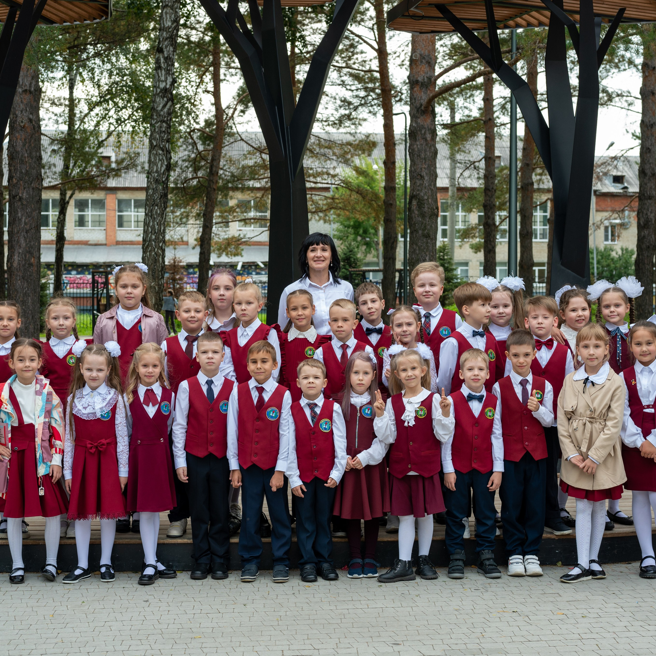 1 сентября 16 гимназия 2 класс (линейка + в классе+ на улице)