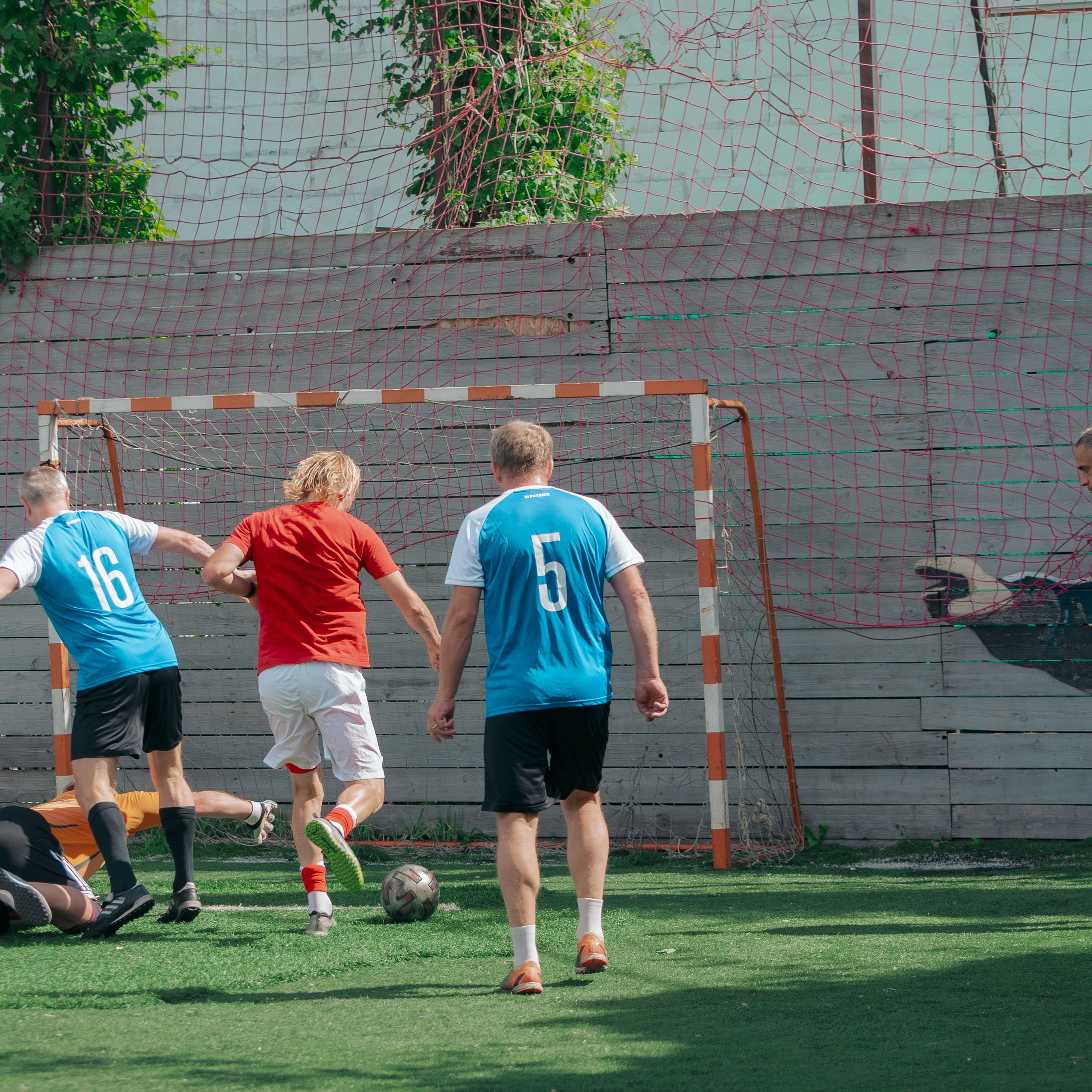 Товарищеский матч с ветеранами московского «Спартака» и «Динамо». Фотограф Валерия Азамат — жизнь в каждом кадре