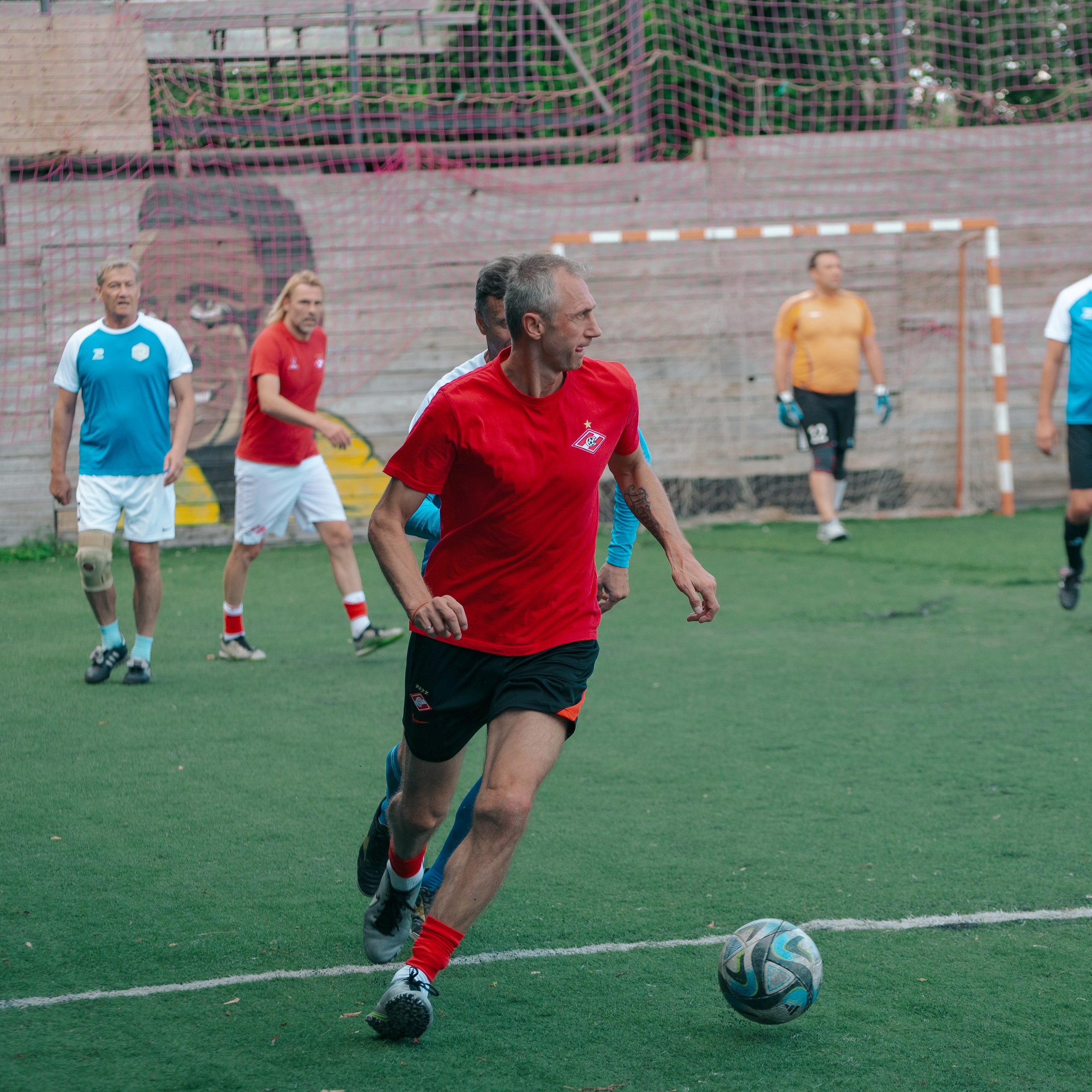 Товарищеский матч с ветеранами московского «Спартака» и «Динамо». Фотограф Валерия Азамат — жизнь в каждом кадре