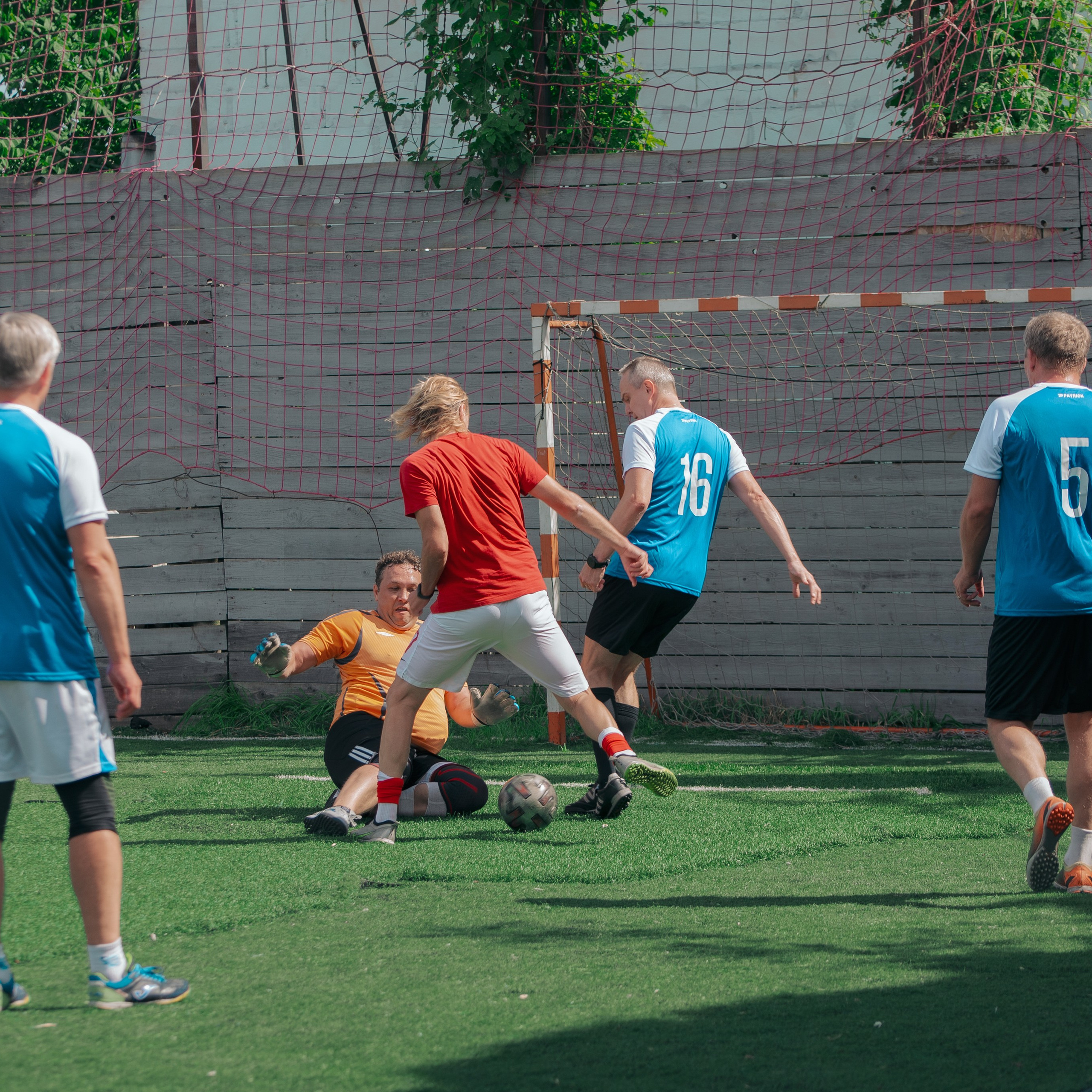 Товарищеский матч с ветеранами московского «Спартака» и «Динамо». Фотограф Валерия Азамат — жизнь в каждом кадре