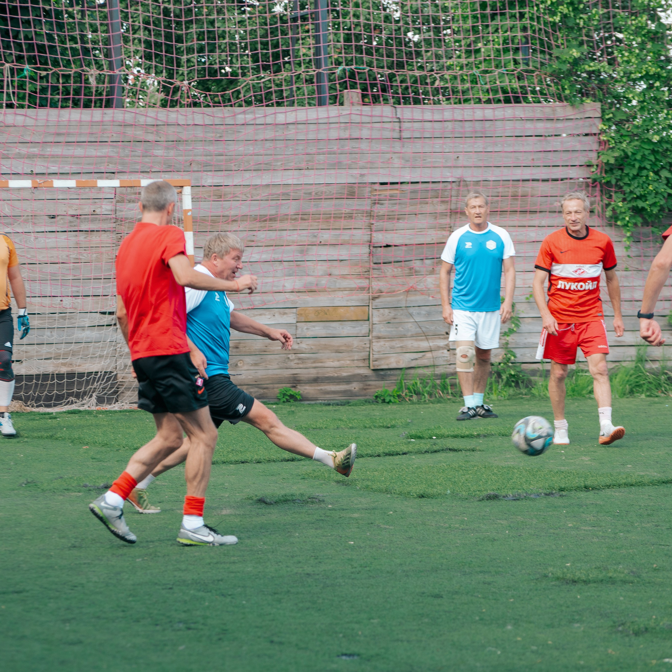 Товарищеский матч с ветеранами московского «Спартака» и «Динамо». Фотограф Валерия Азамат — жизнь в каждом кадре