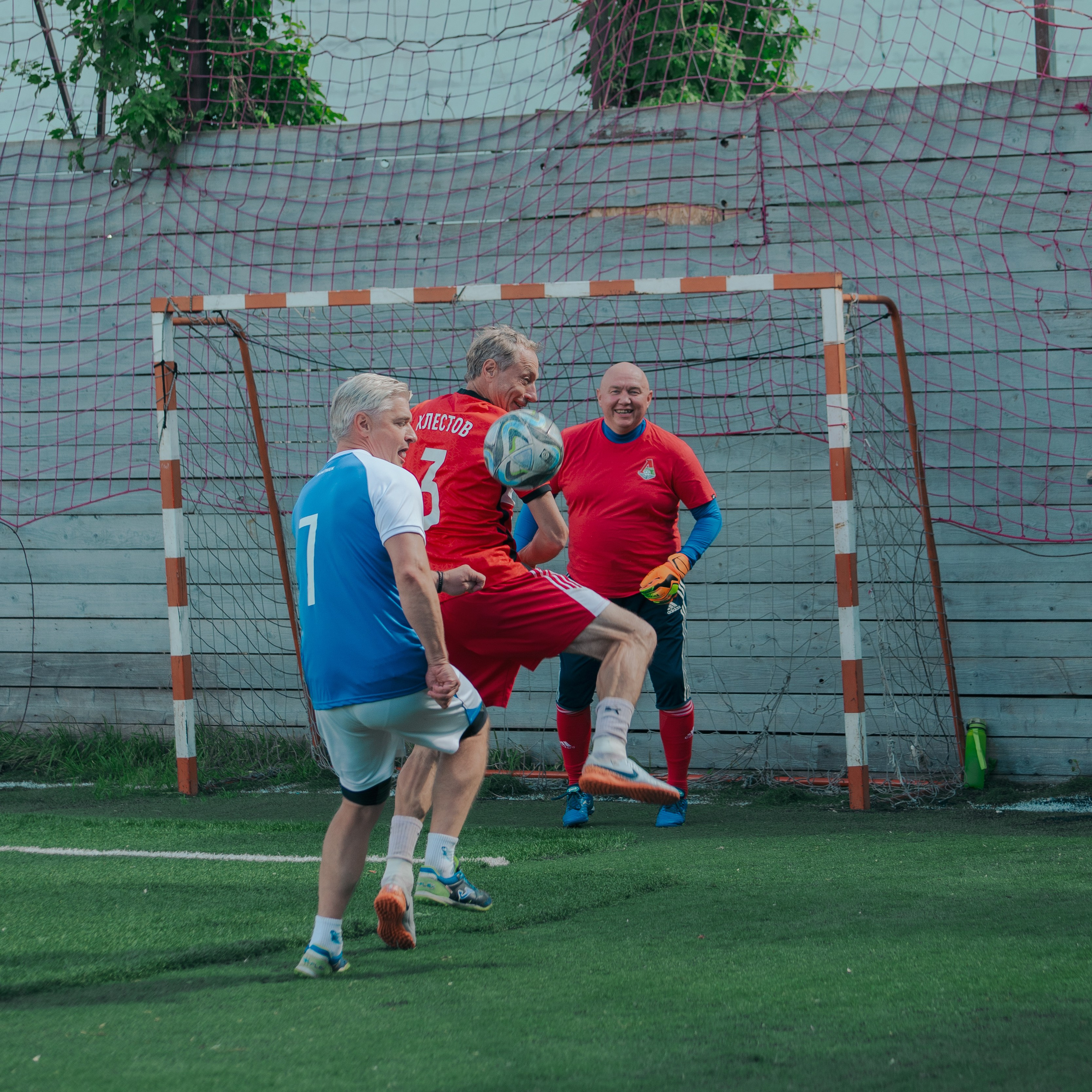 Товарищеский матч с ветеранами московского «Спартака» и «Динамо». Фотограф Валерия Азамат — жизнь в каждом кадре