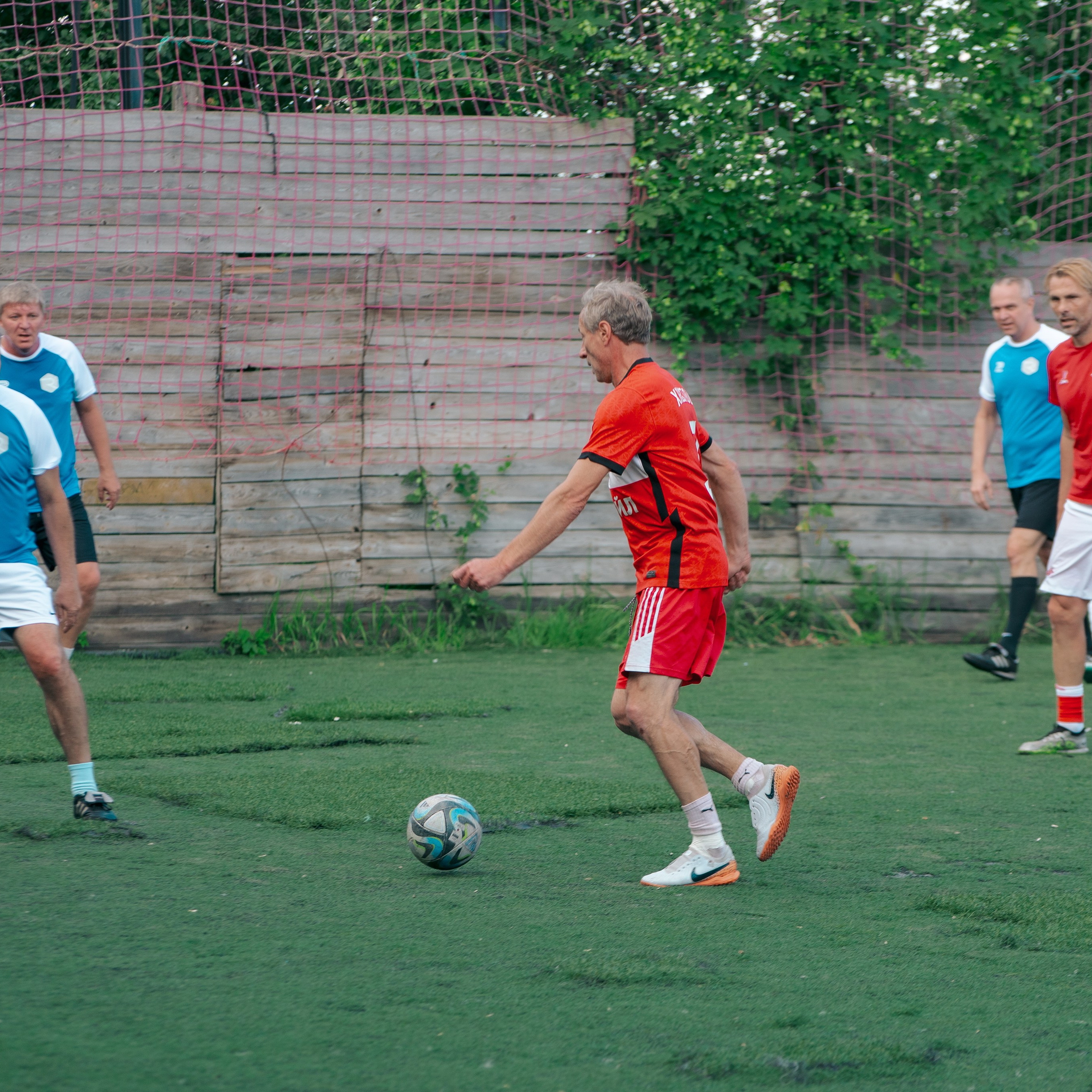 Товарищеский матч с ветеранами московского «Спартака» и «Динамо». Фотограф Валерия Азамат — жизнь в каждом кадре