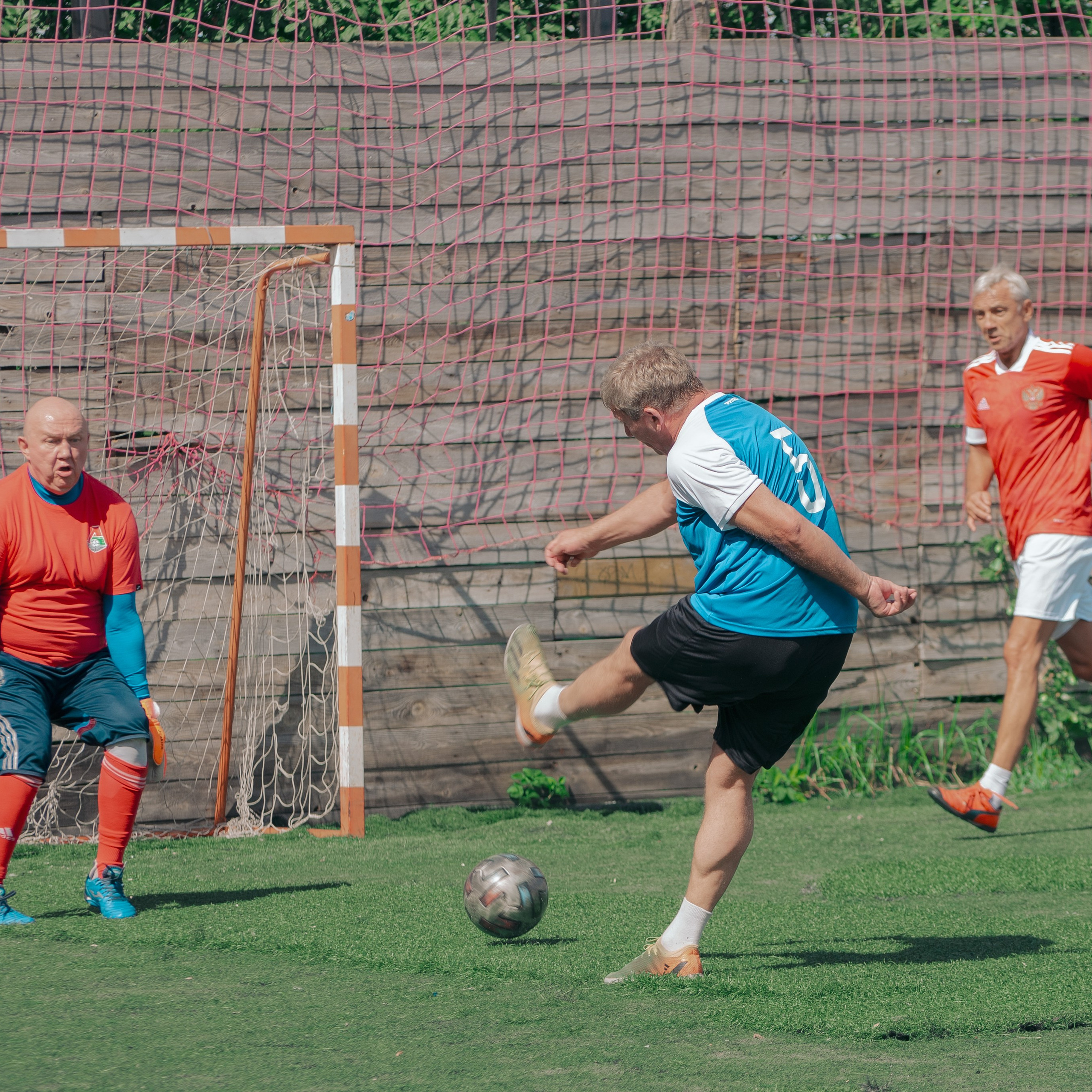 Товарищеский матч с ветеранами московского «Спартака» и «Динамо». Фотограф Валерия Азамат — жизнь в каждом кадре