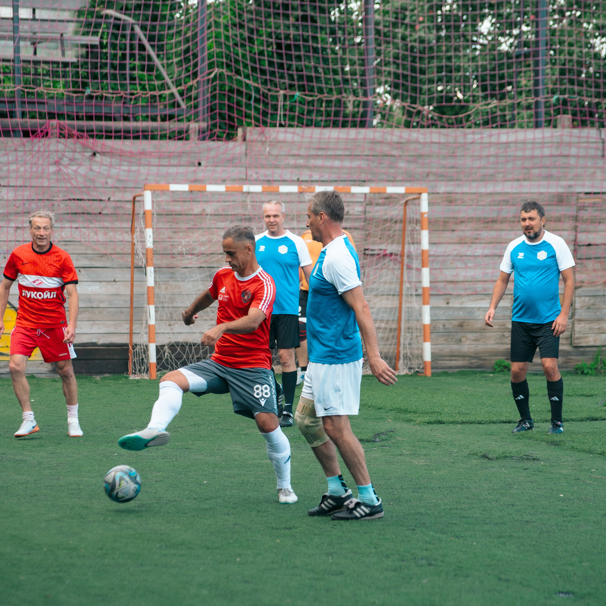 Товарищеский матч с ветеранами московского «Спартака» и «Динамо». Фотограф Валерия Азамат — жизнь в каждом кадре