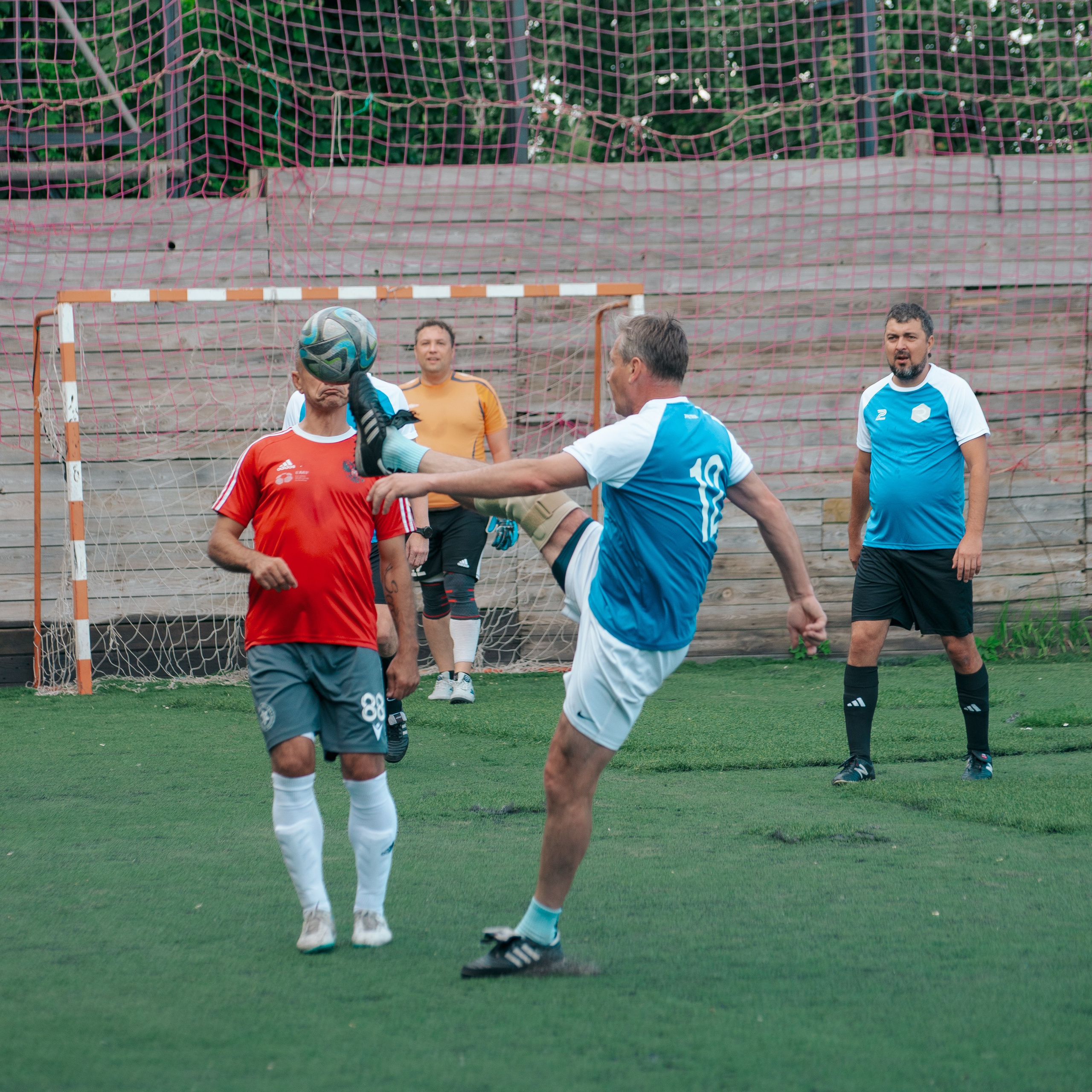 Товарищеский матч с ветеранами московского «Спартака» и «Динамо». Фотограф Валерия Азамат — жизнь в каждом кадре