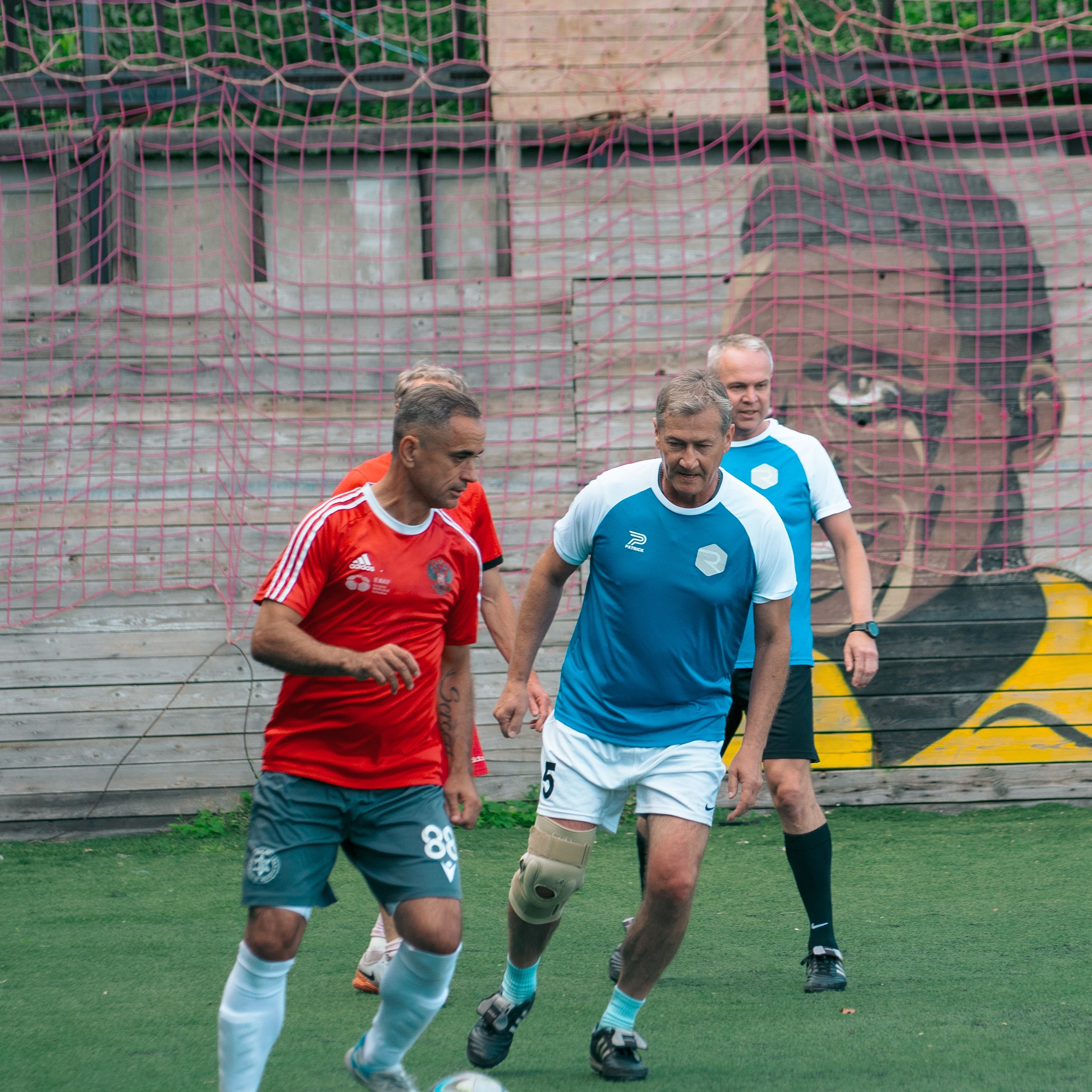 Товарищеский матч с ветеранами московского «Спартака» и «Динамо». Фотограф Валерия Азамат — жизнь в каждом кадре