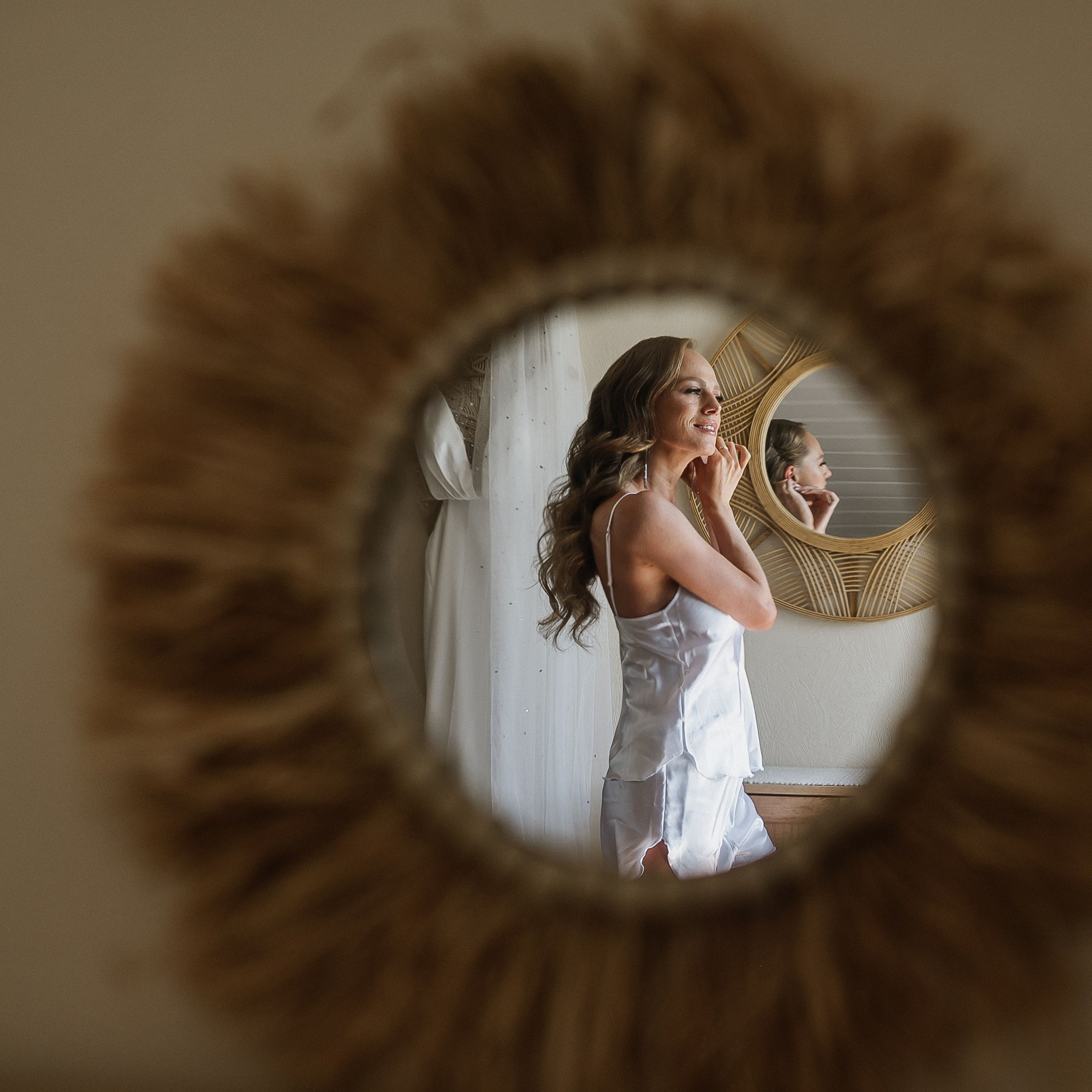 Сборы невесты в парке Русь. Фотограф на свадьбу в МО.