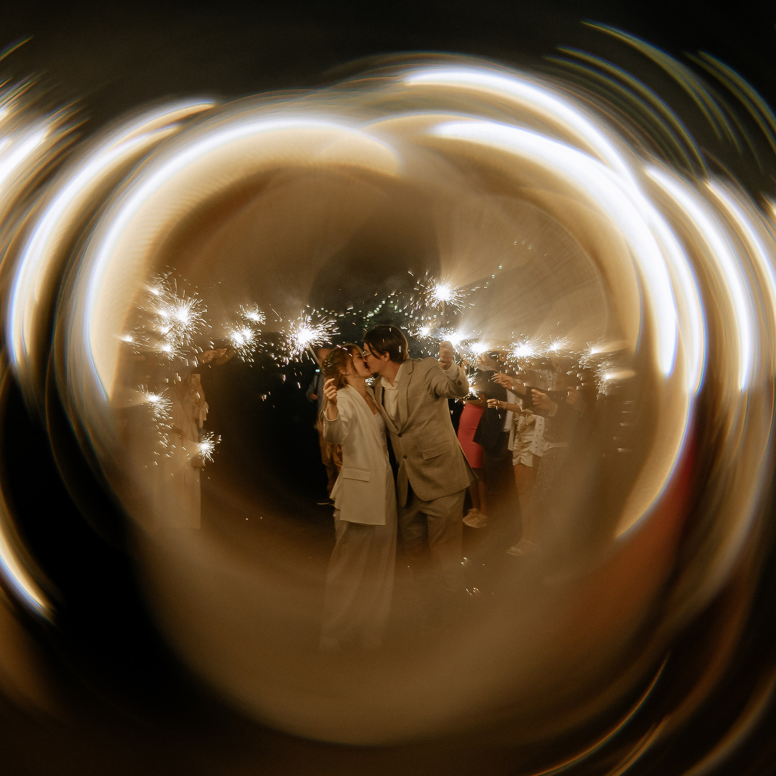 Бенгальские огни на свадьбе. Фотограф на полный свадебный день в Москве.