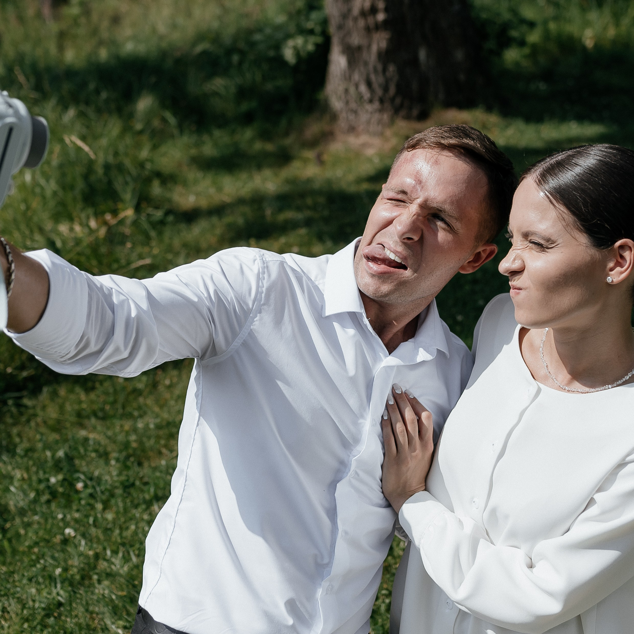 Свадебная площадка дом у озера.