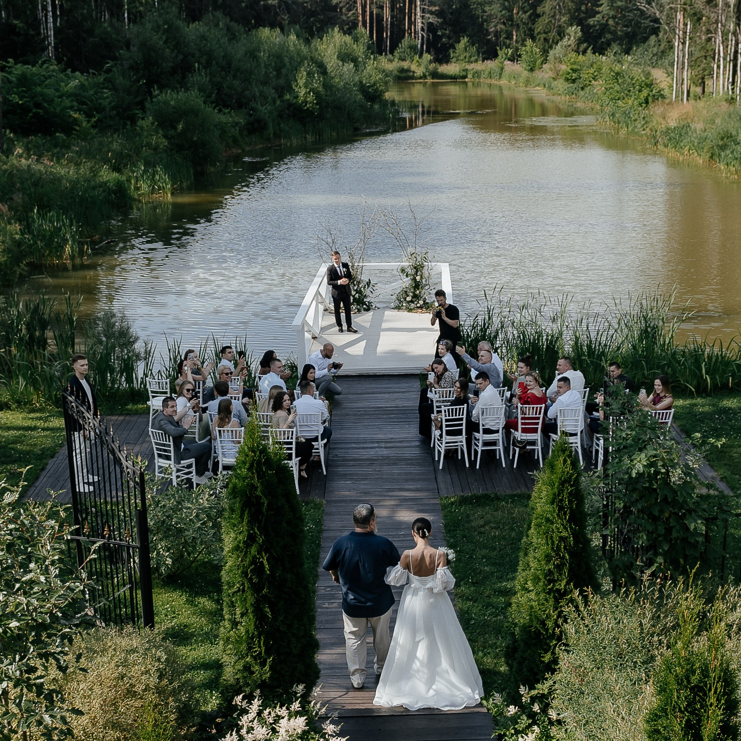 Свадебный фотограф на площадку дом у озера. Свадебный фотограф в мо.