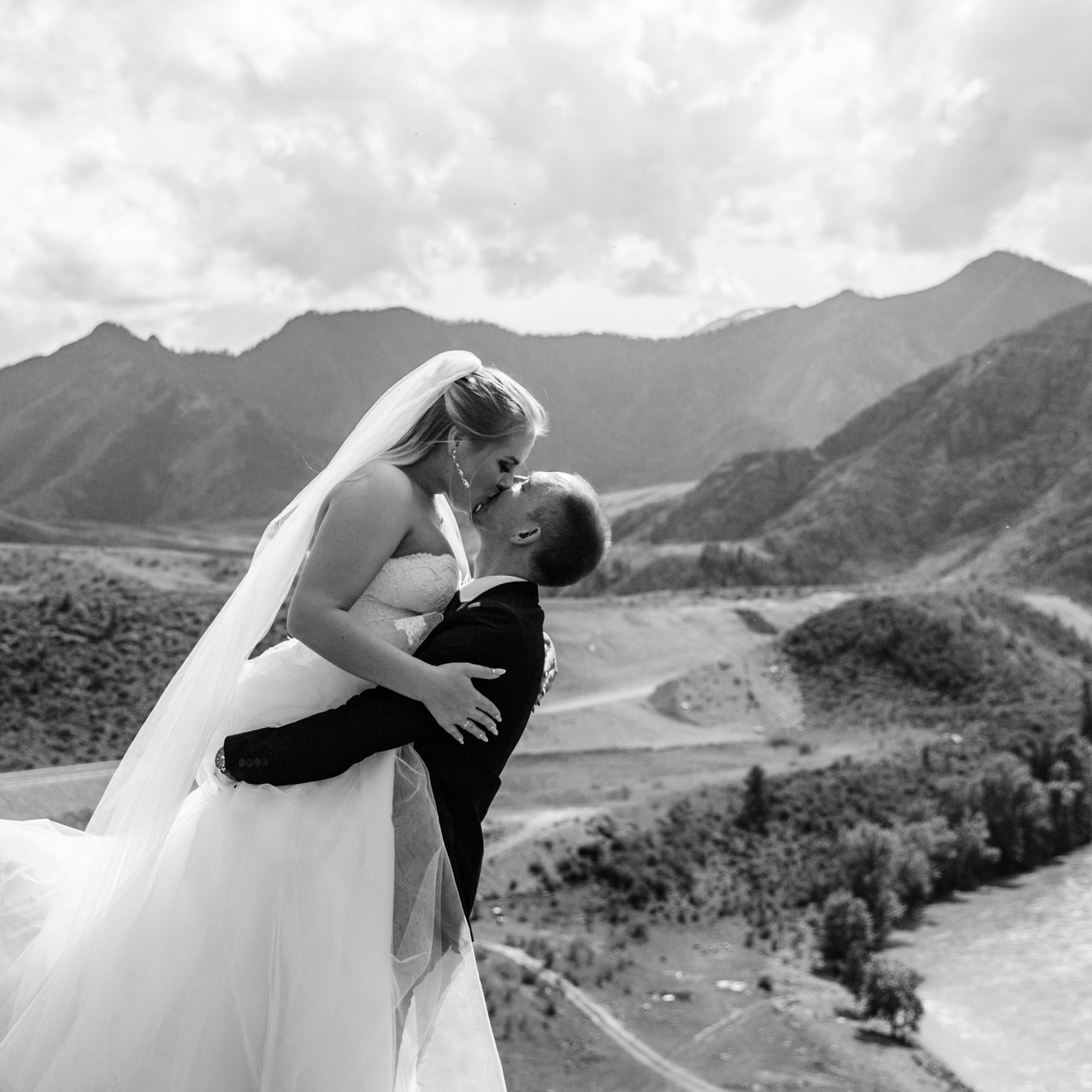 «Мы&nbsp;только что расписались и&nbsp;едем в&nbsp;свадебное путешествие. Будем в&nbsp;Ине».