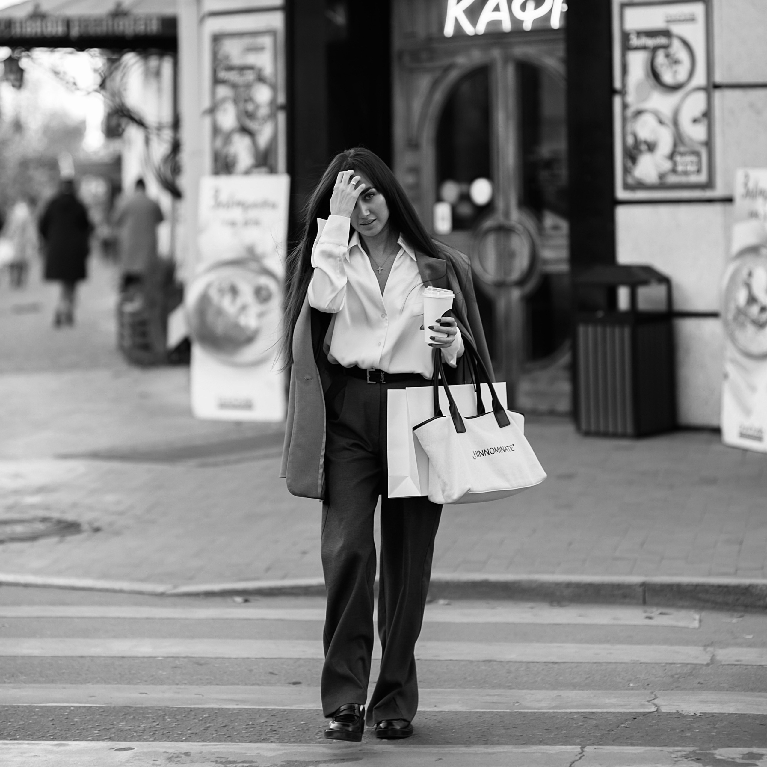 ЖЕНСКИЙ ПОРТРЕТ (ПРОГУЛКА, ИНТЕРЬЕР)