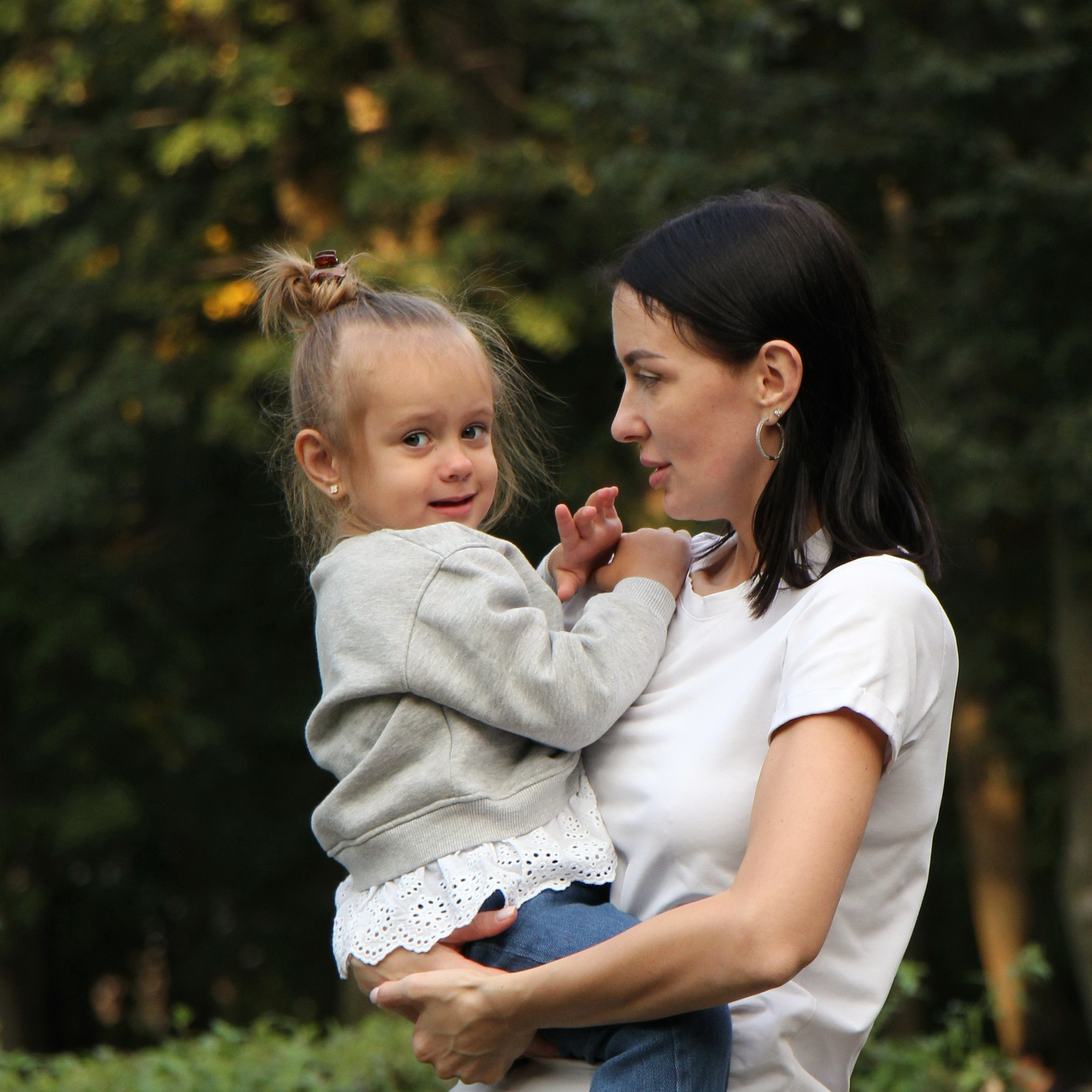 Аня с мамой на прогулке