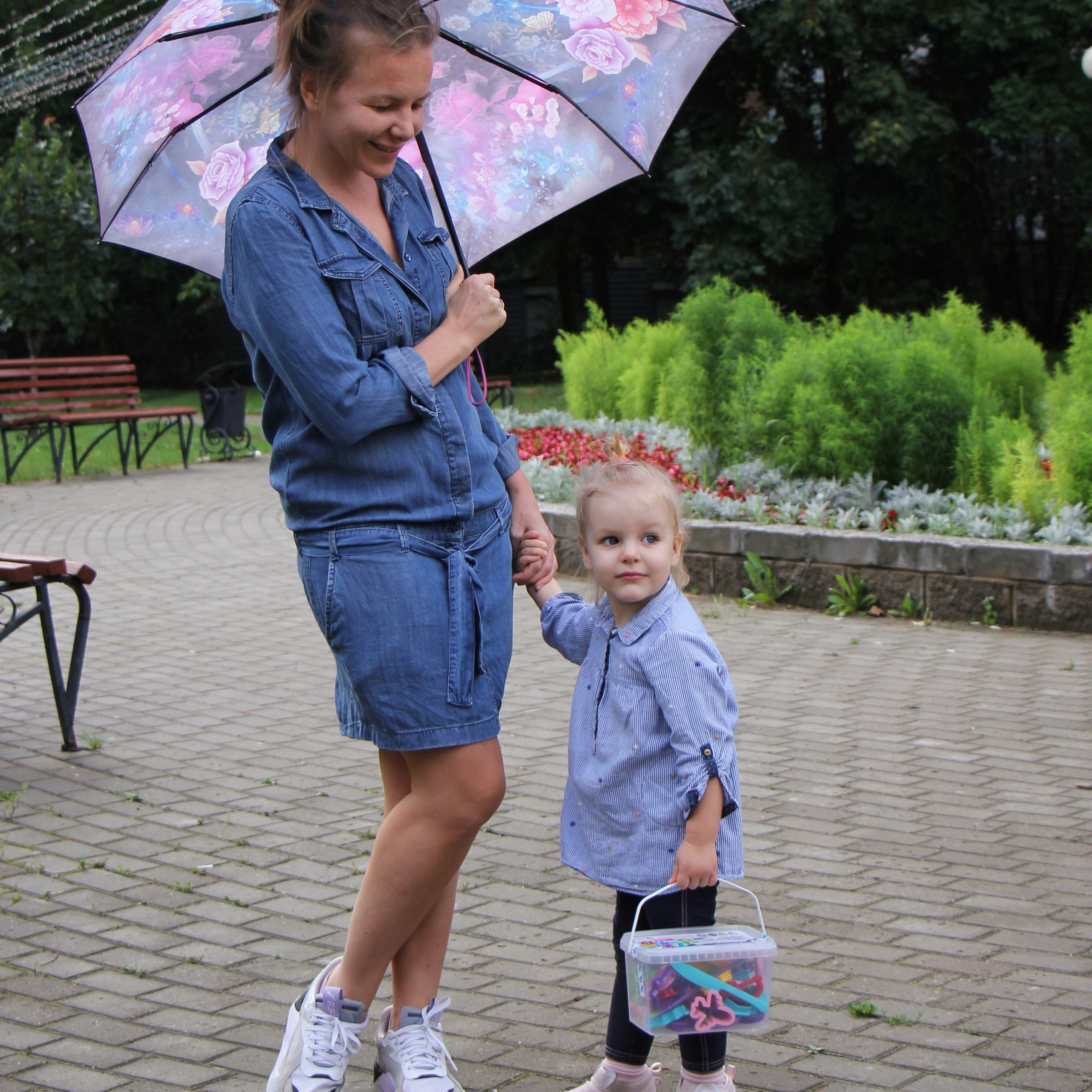 На прогулке Маша с мамой