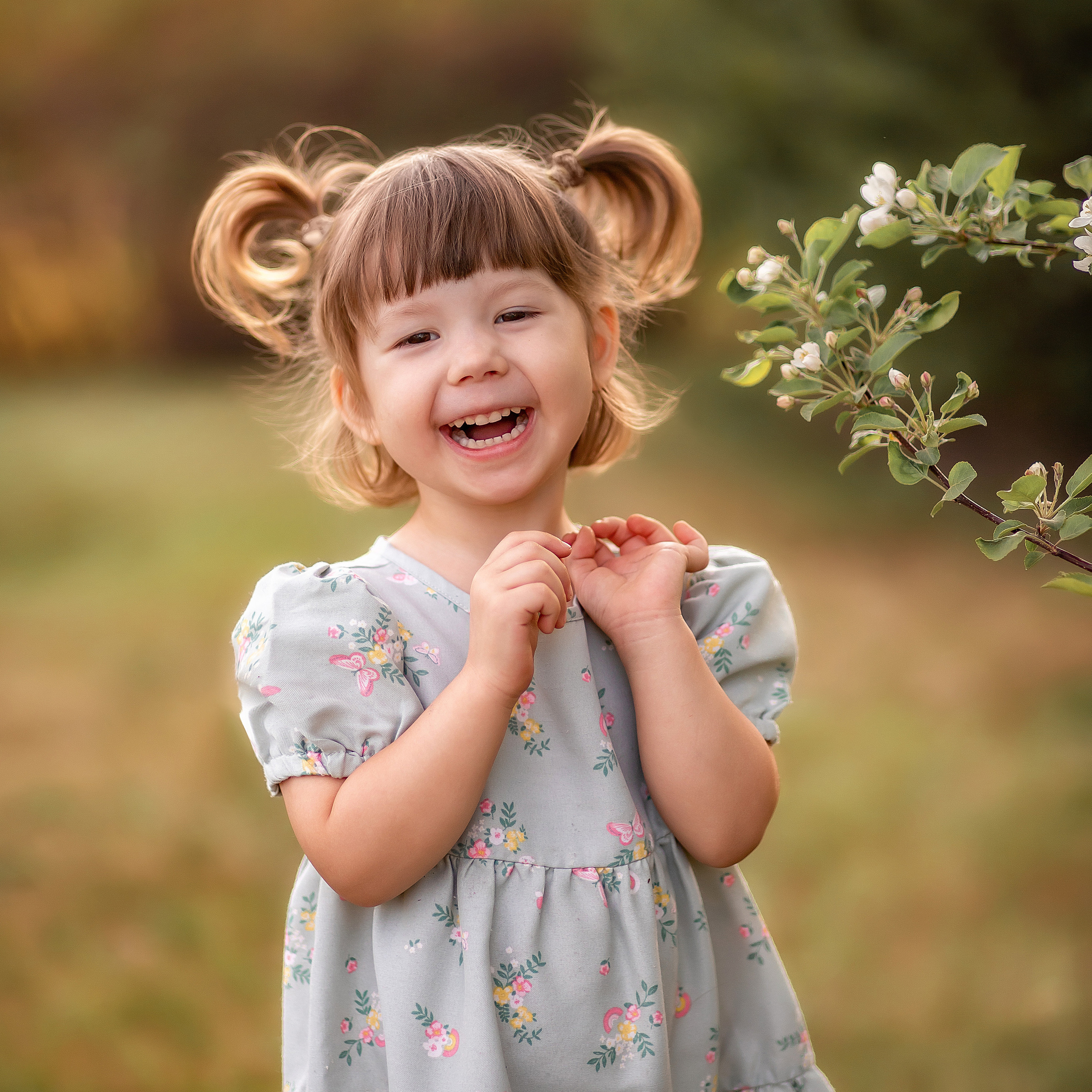 малышка Стеша в цветущих яблонях