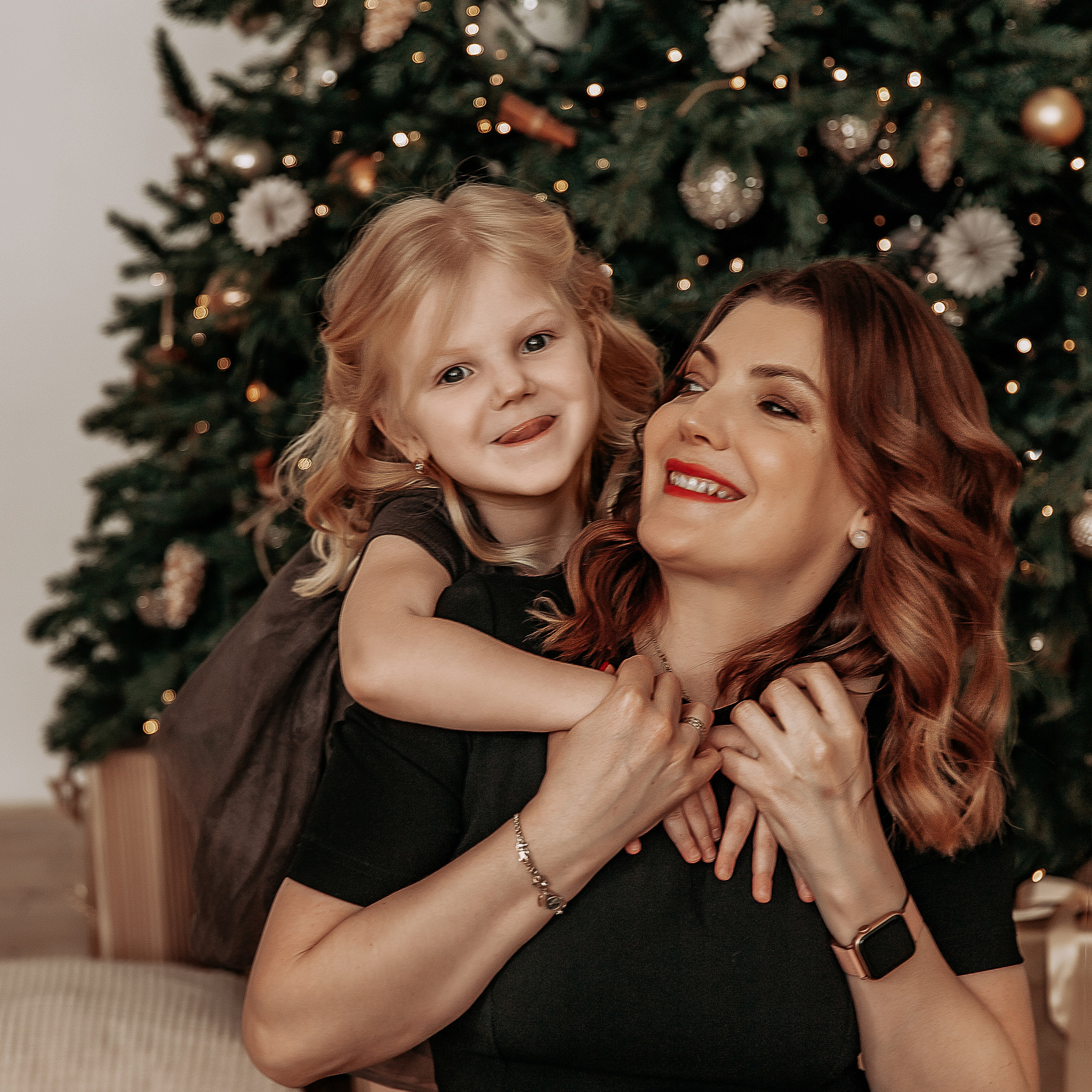 Анна и неуловимая звездочка Злата в новогодних Историях