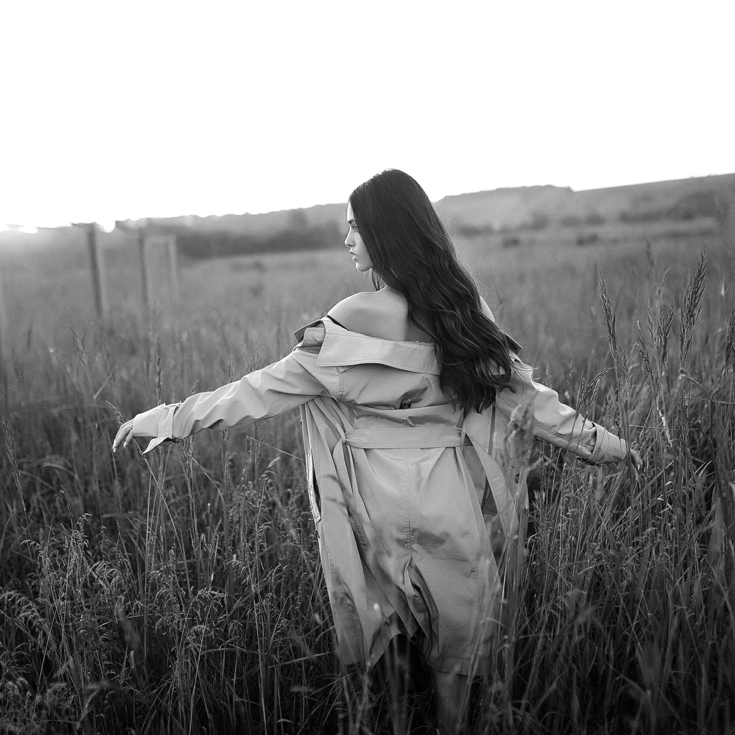 Римма и плащ в летний вечер