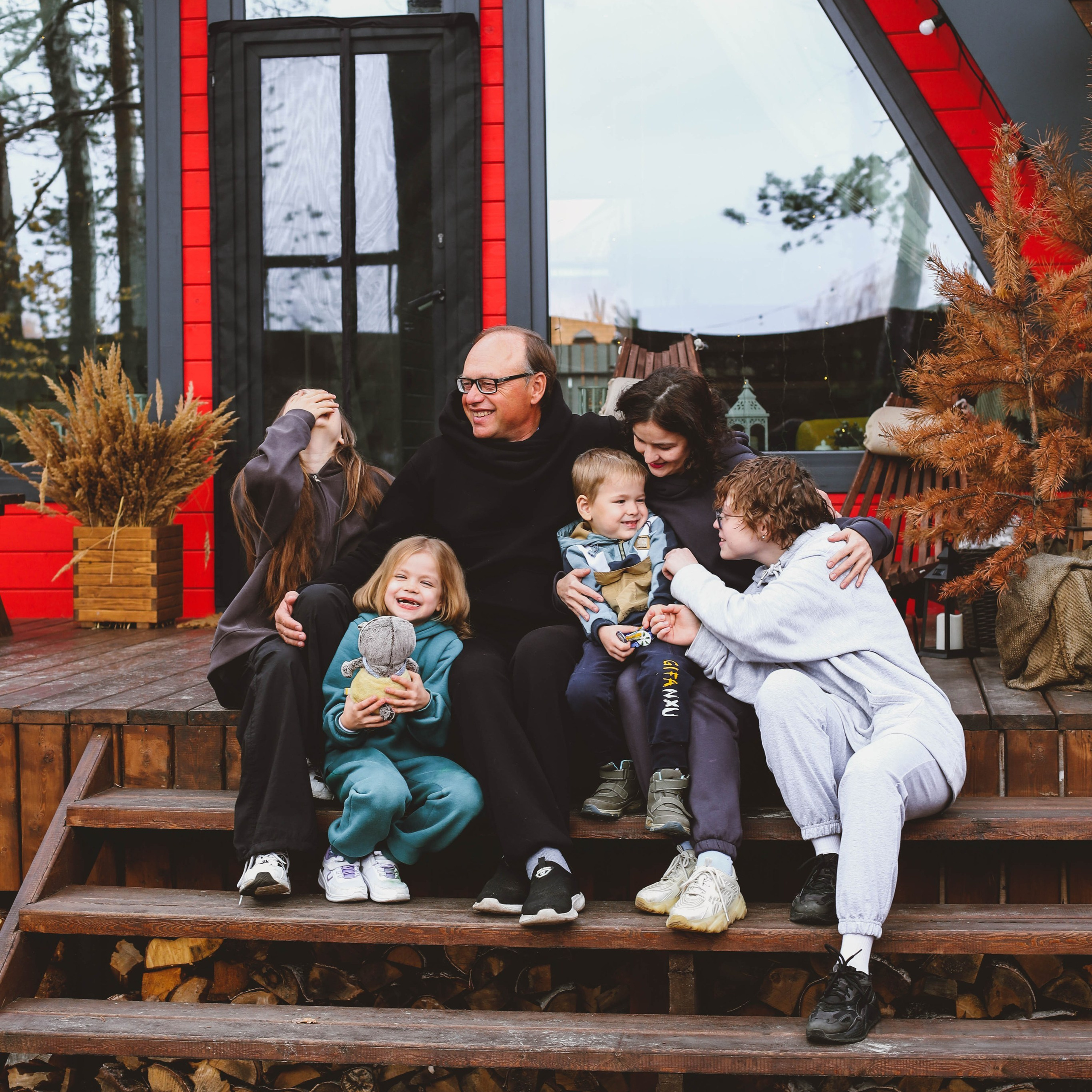 В красивом красном домике