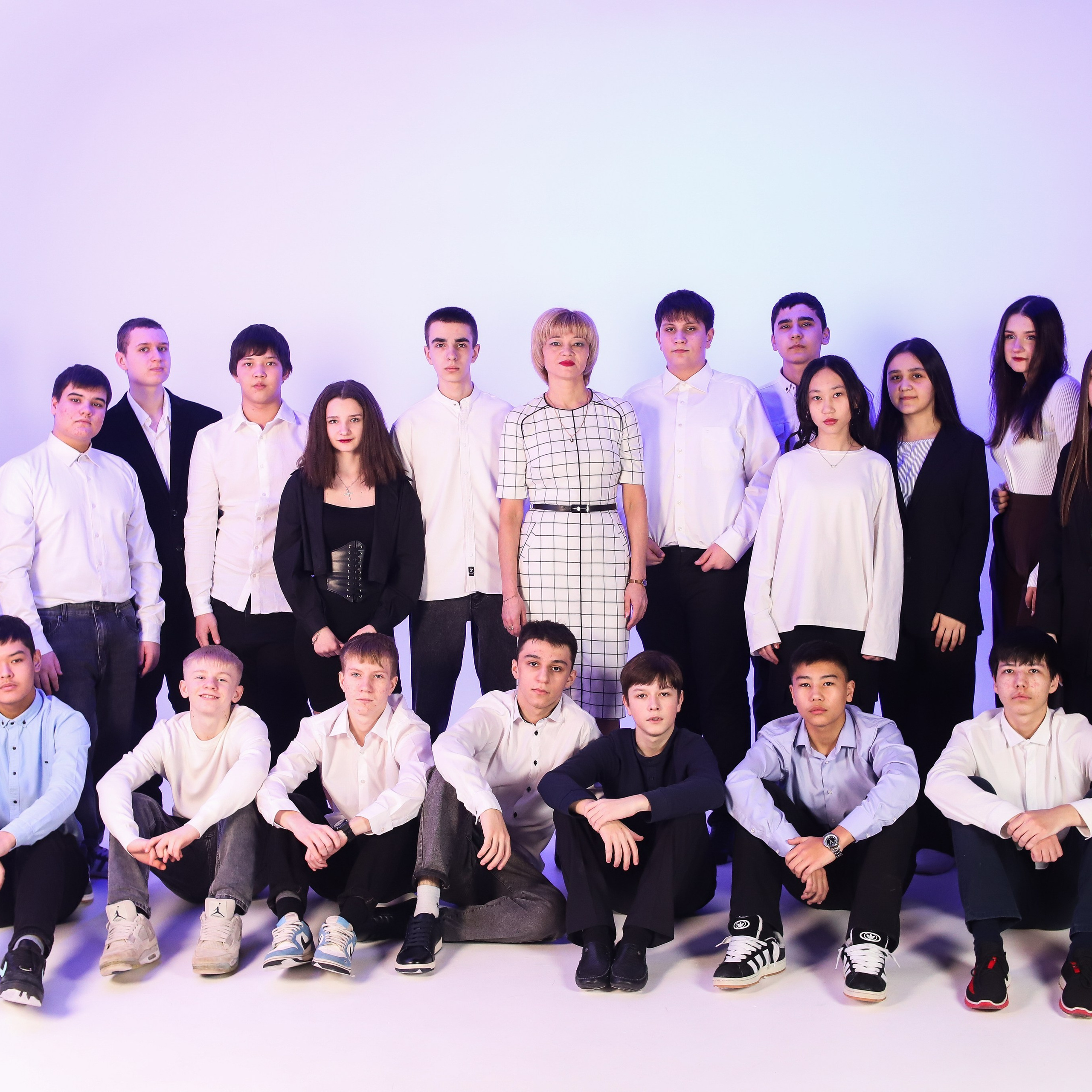 9 Класс в студии с неоном и белой циклорамой