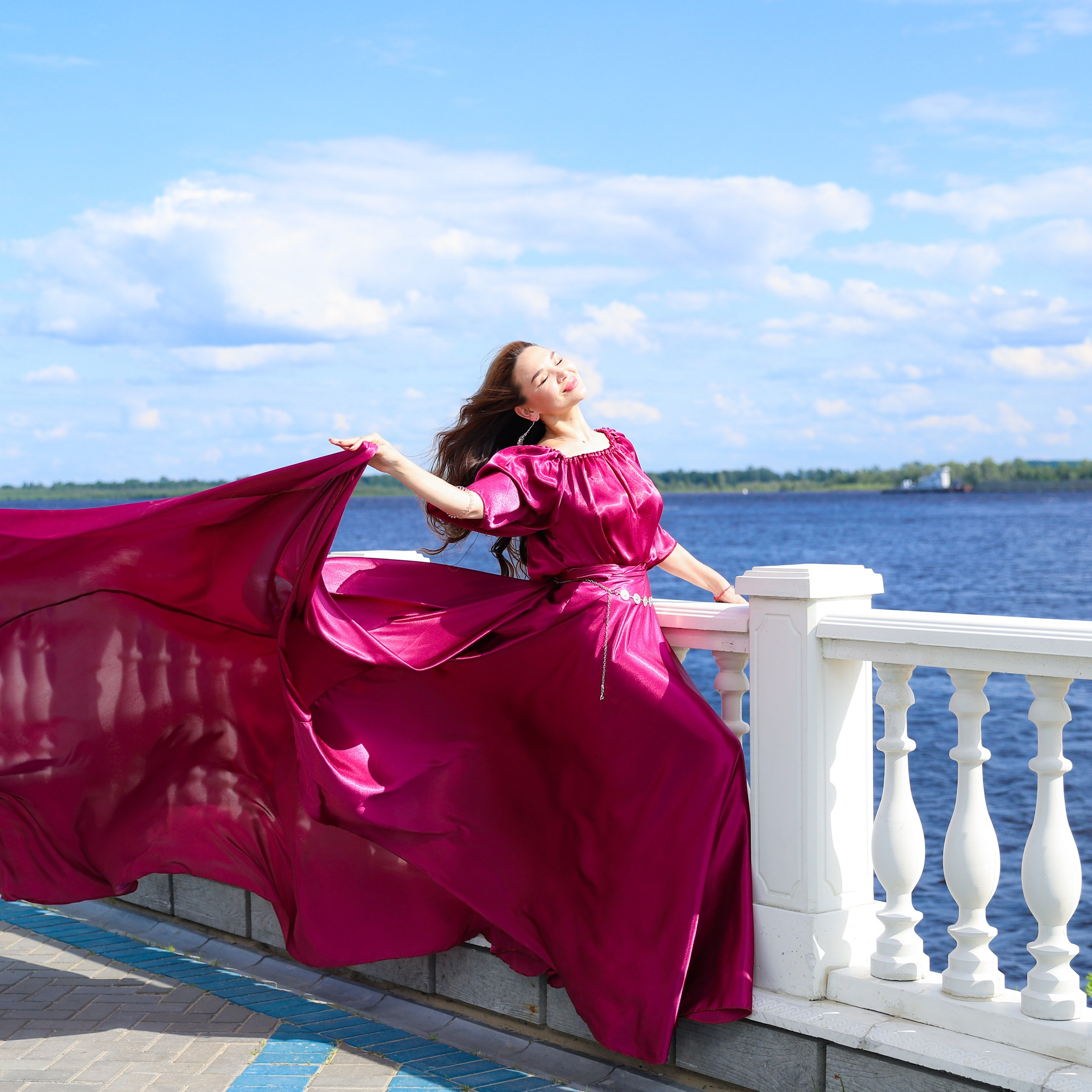 Съемка на белой набережной