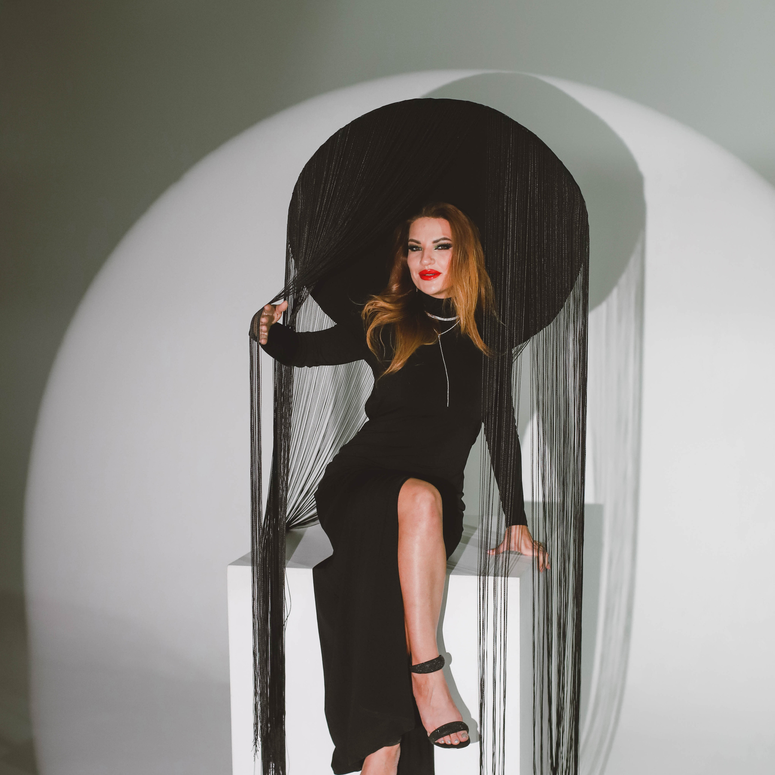 Огромная шляпа с бахромой