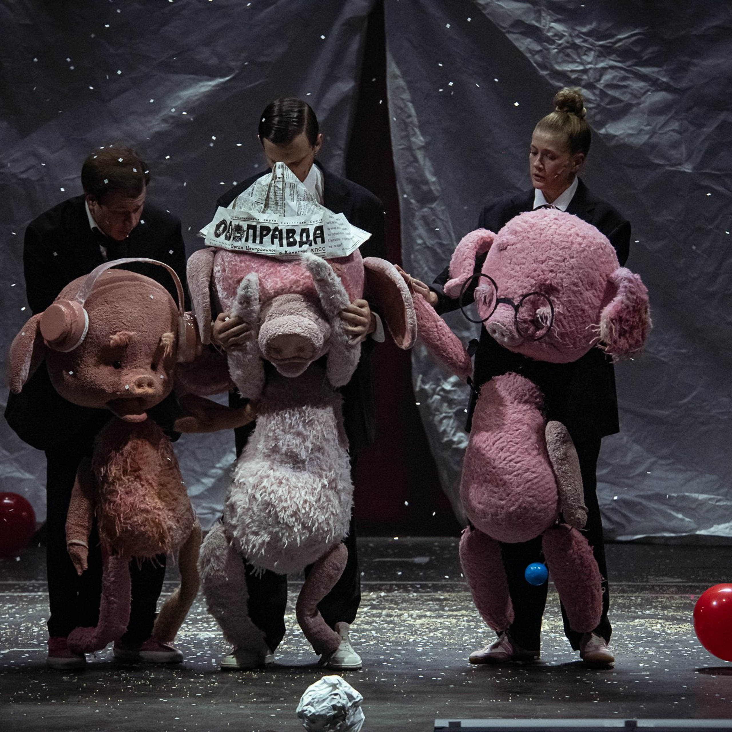 Театр на Таганке. Три поросенка