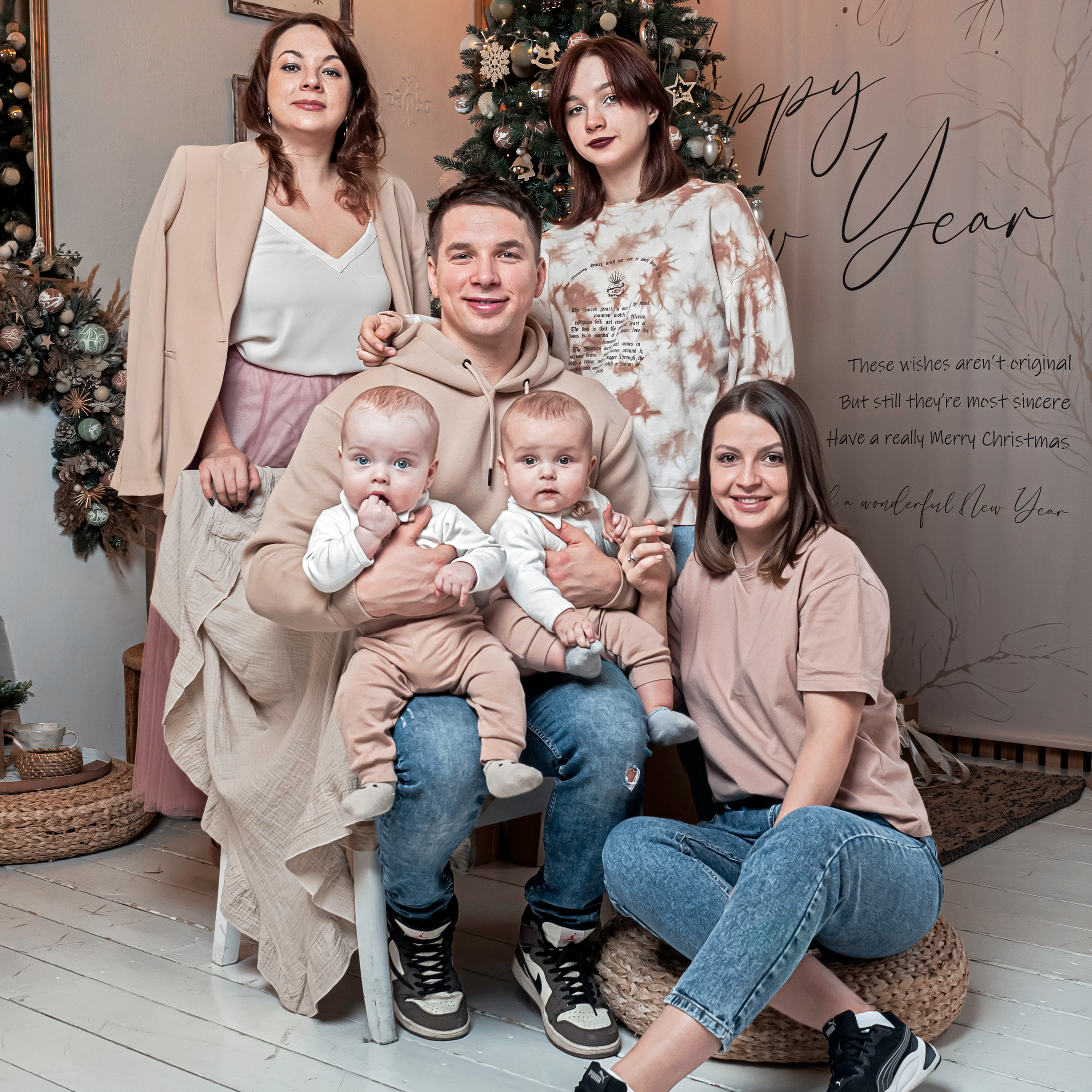 Александра, Кристина, Алексей, Дарья с малышами