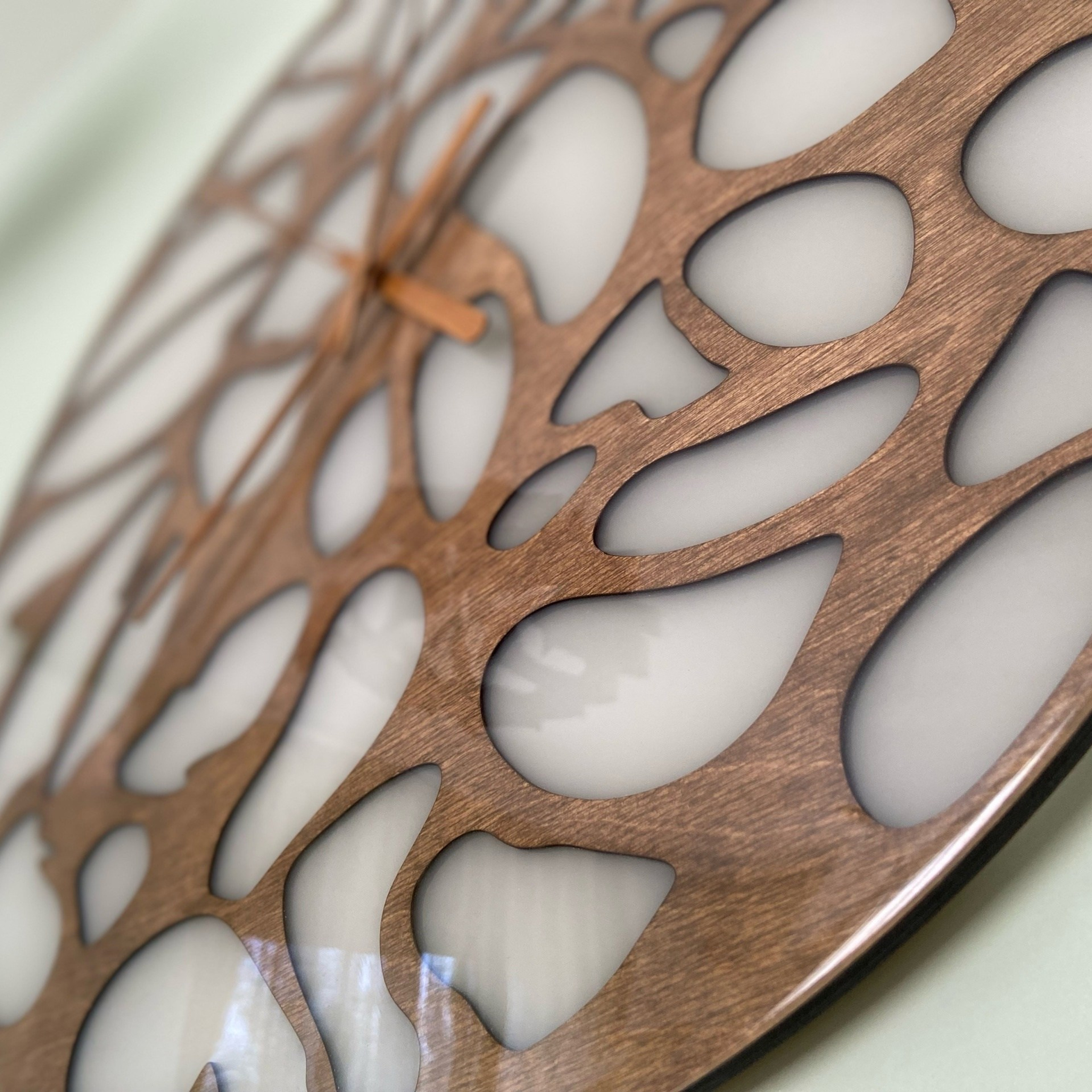 Часы настенные «Пересвет среди ветвей». Арт-объекты для стен. Авторские картины, панно, часы и портреты по фото