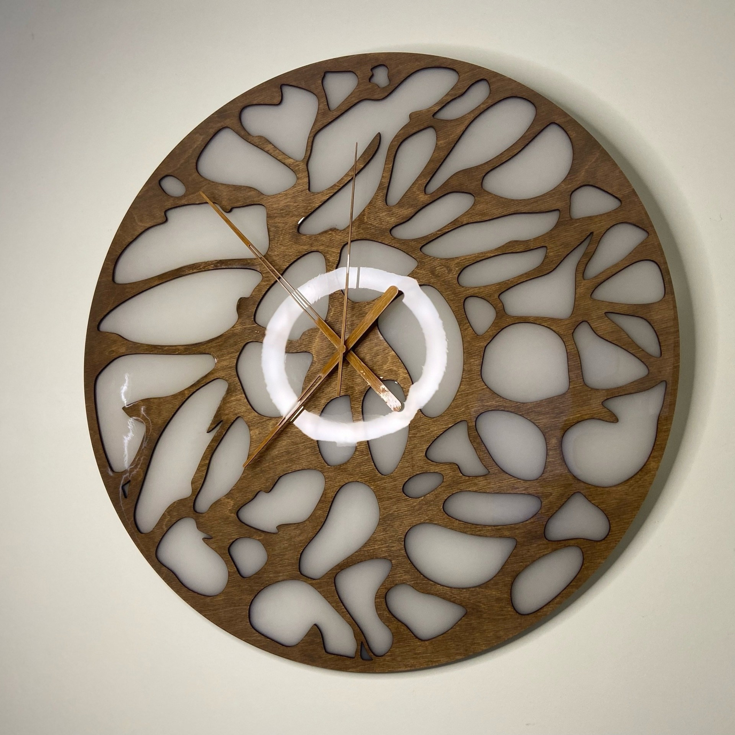 Часы настенные «Пересвет среди ветвей». Арт-объекты для стен. Авторские картины, панно, часы и портреты по фото