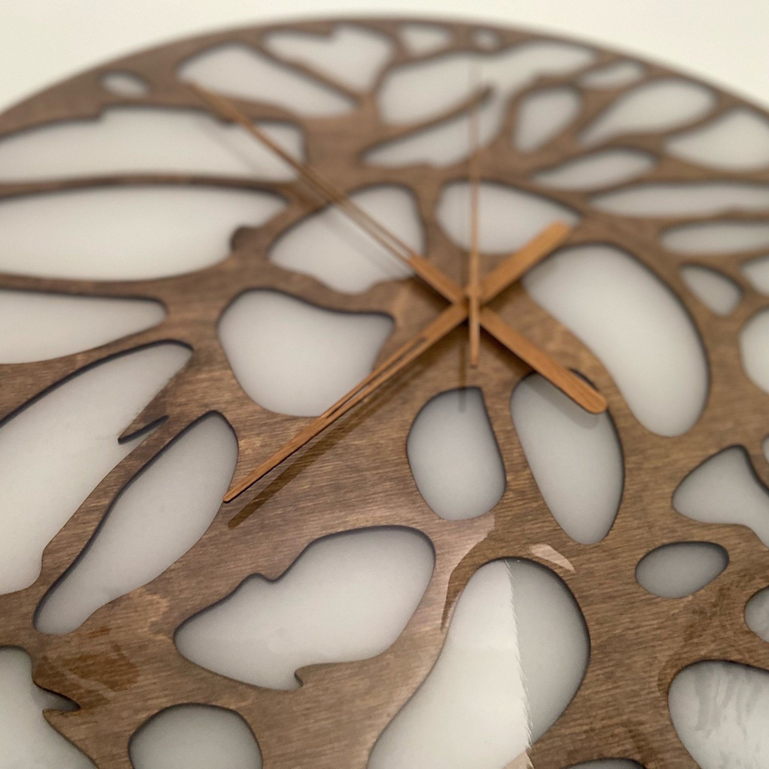 Часы настенные «Пересвет среди ветвей». Арт-объекты для стен. Авторские картины, панно, часы и портреты по фото