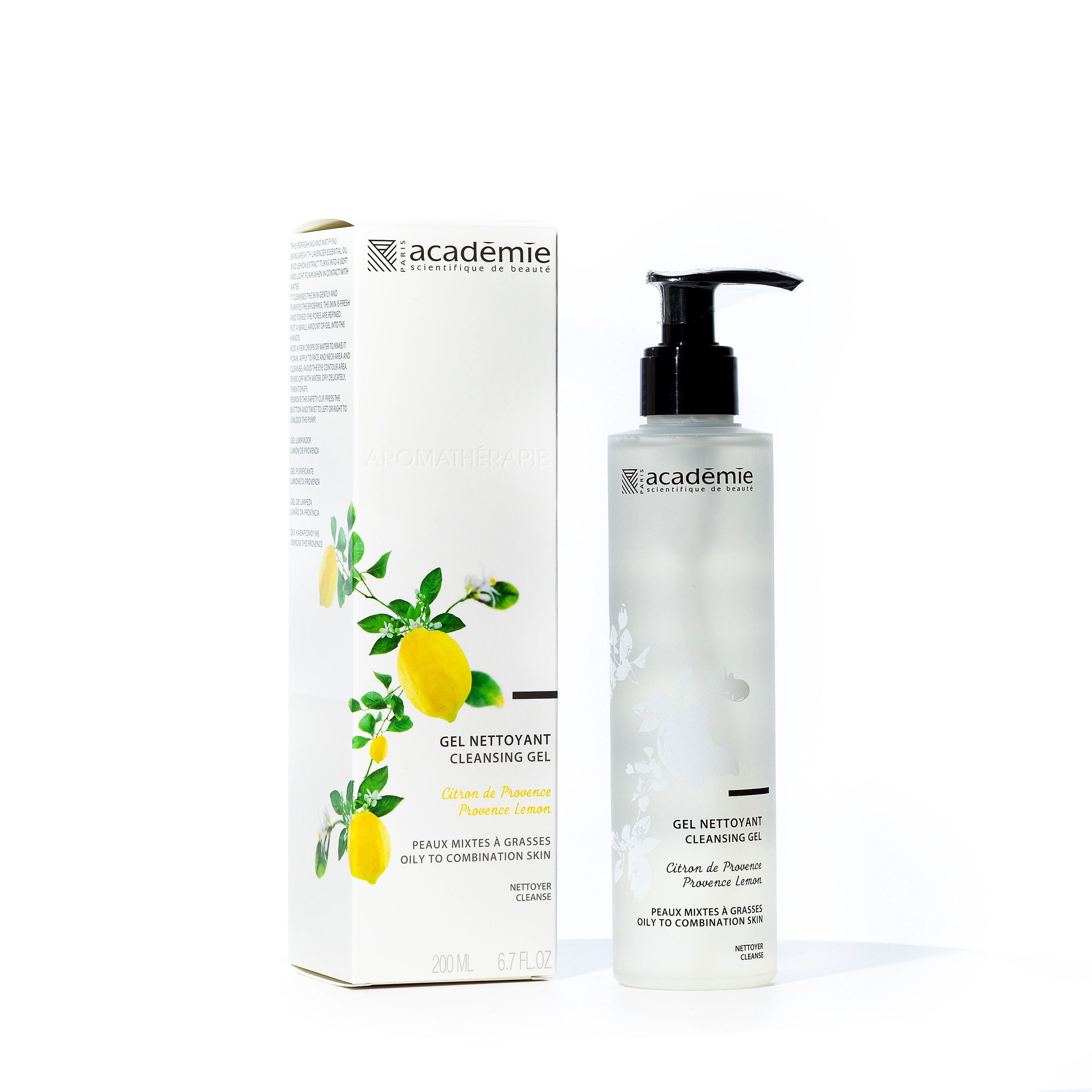 Набор по уходу за лицом на белом фоне