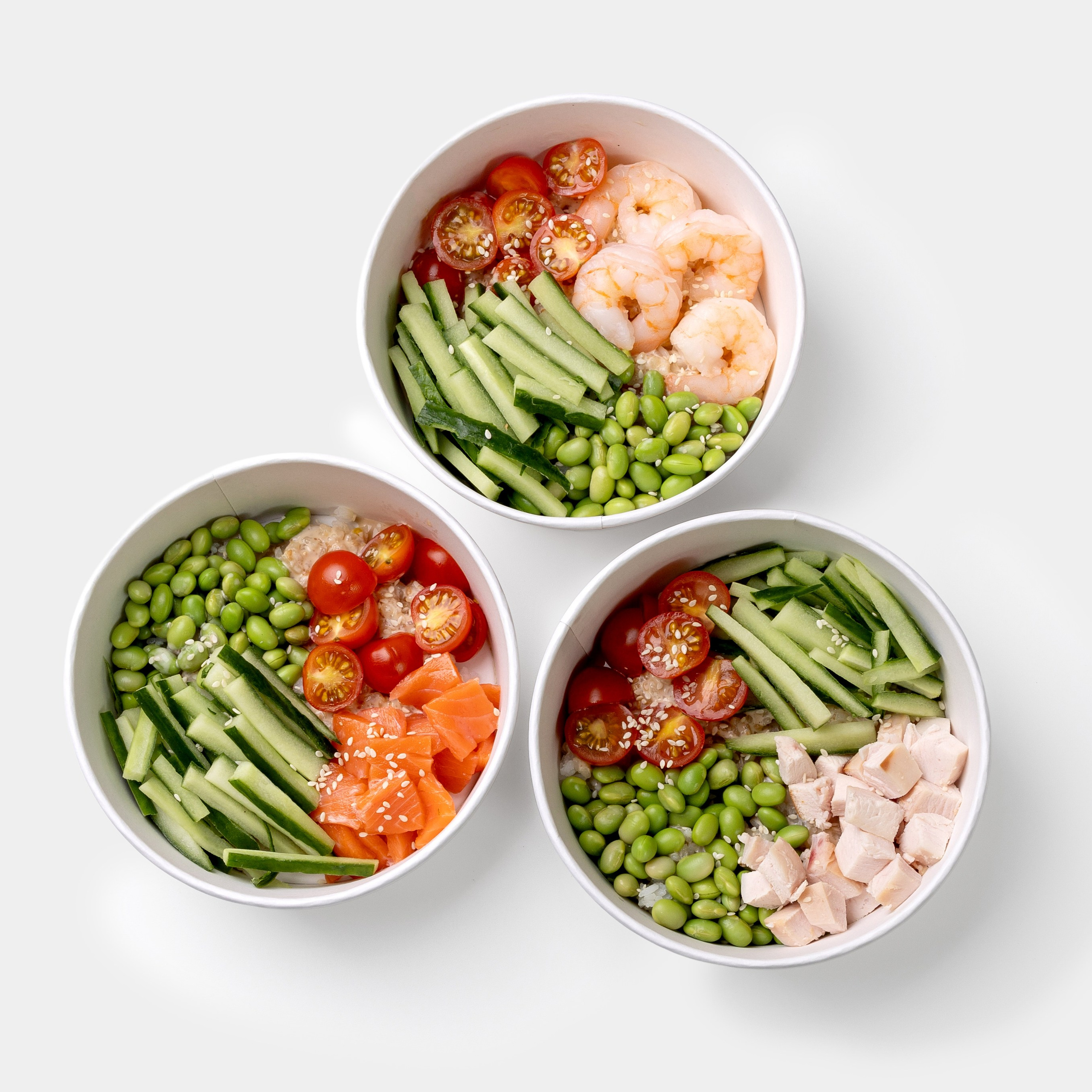 Поке и салаты на белом фоне