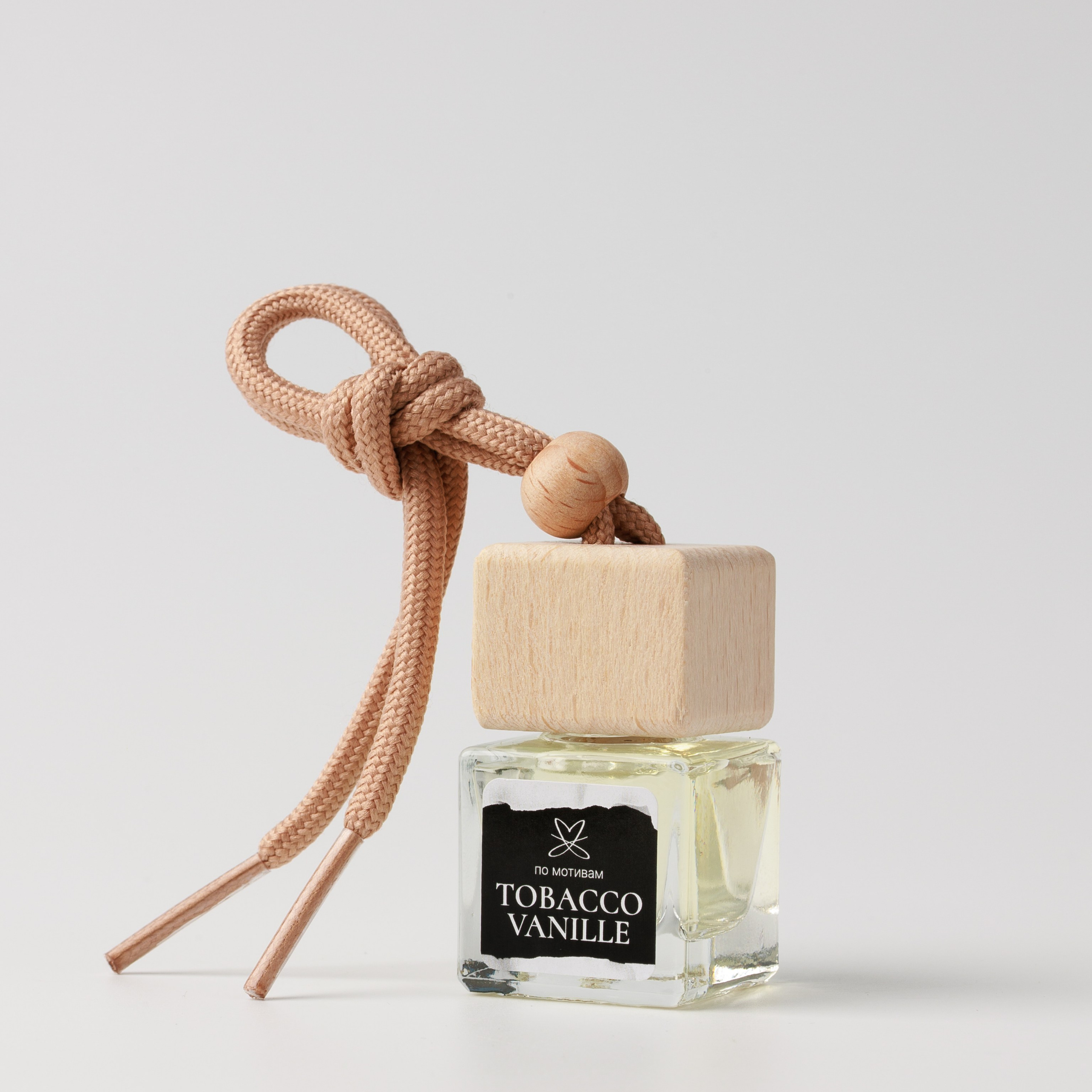 ароматизатор для авто на белом фоне