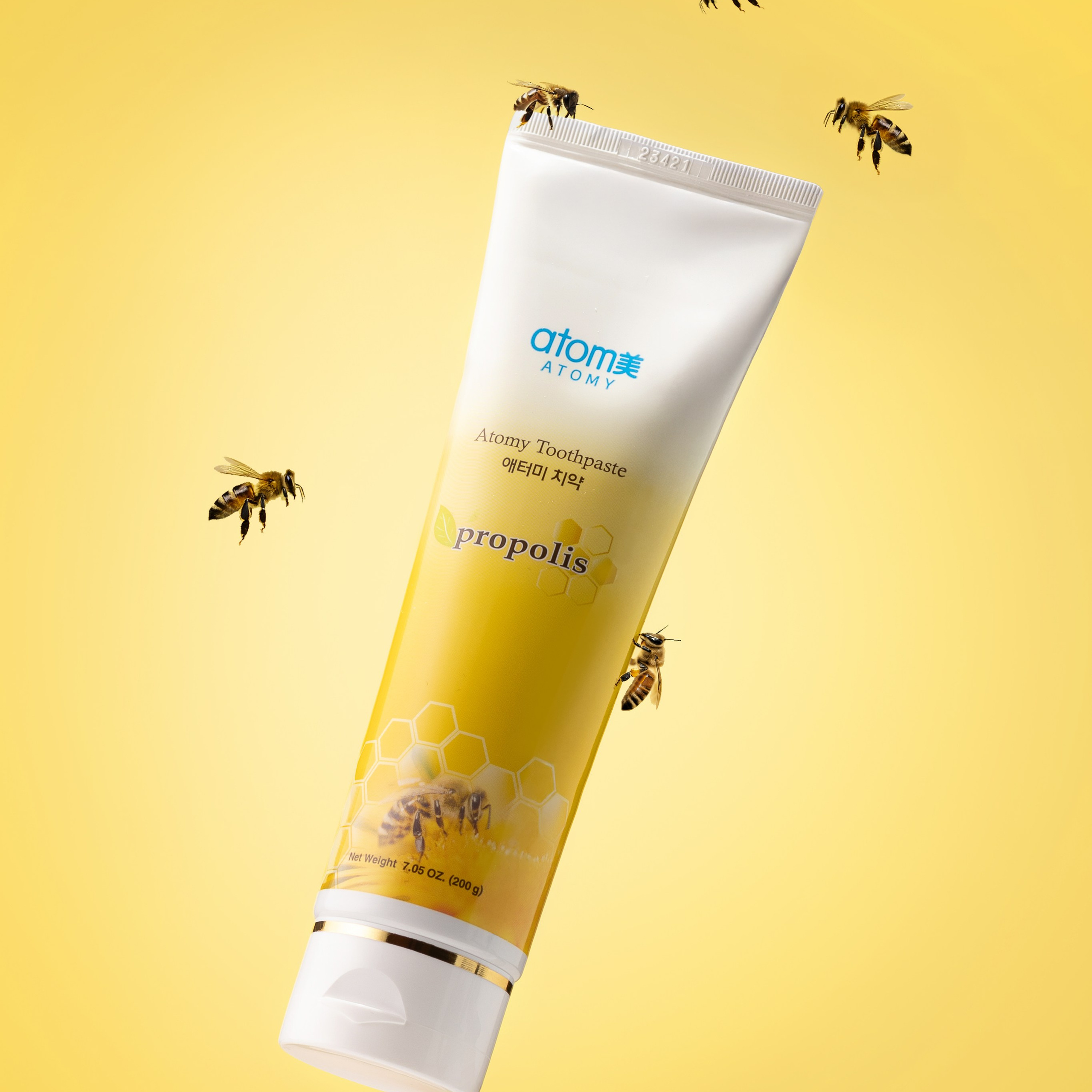 зубная паста Atomi на желтом фоне в окружении пчел сгенерированное в нейросети