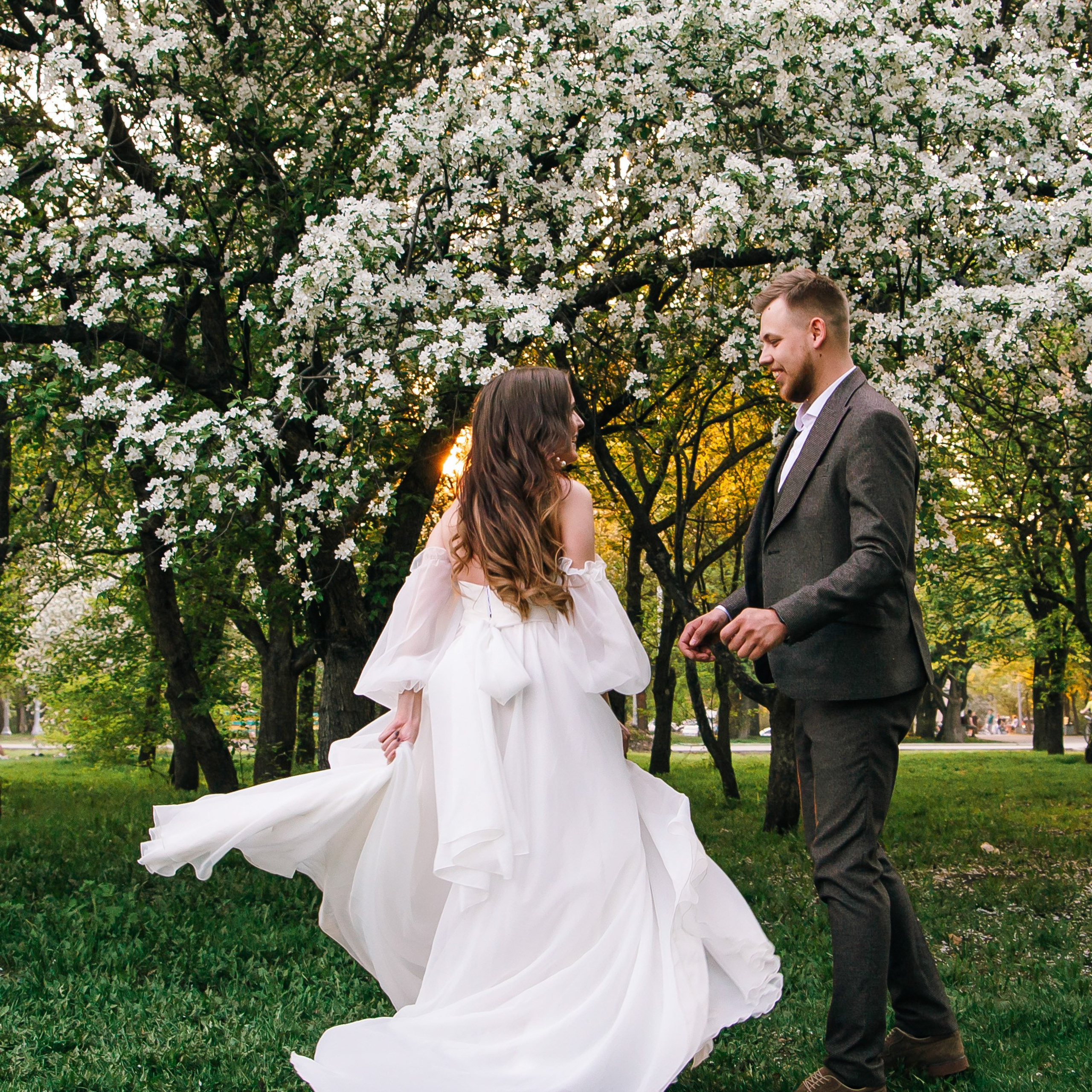 Прогулочная фотосессия молодоженов. Свадебный, семейный фотограф, контент съёмка. Екатеринбург. Елена Граф