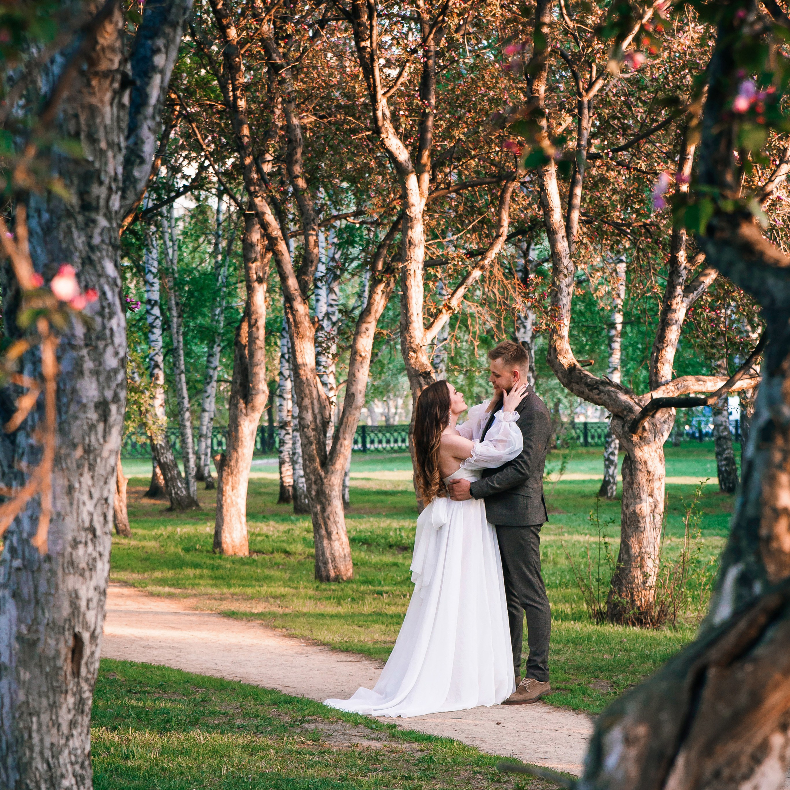 Прогулочная фотосессия молодоженов. Свадебный, семейный фотограф, контент съёмка. Екатеринбург. Елена Граф