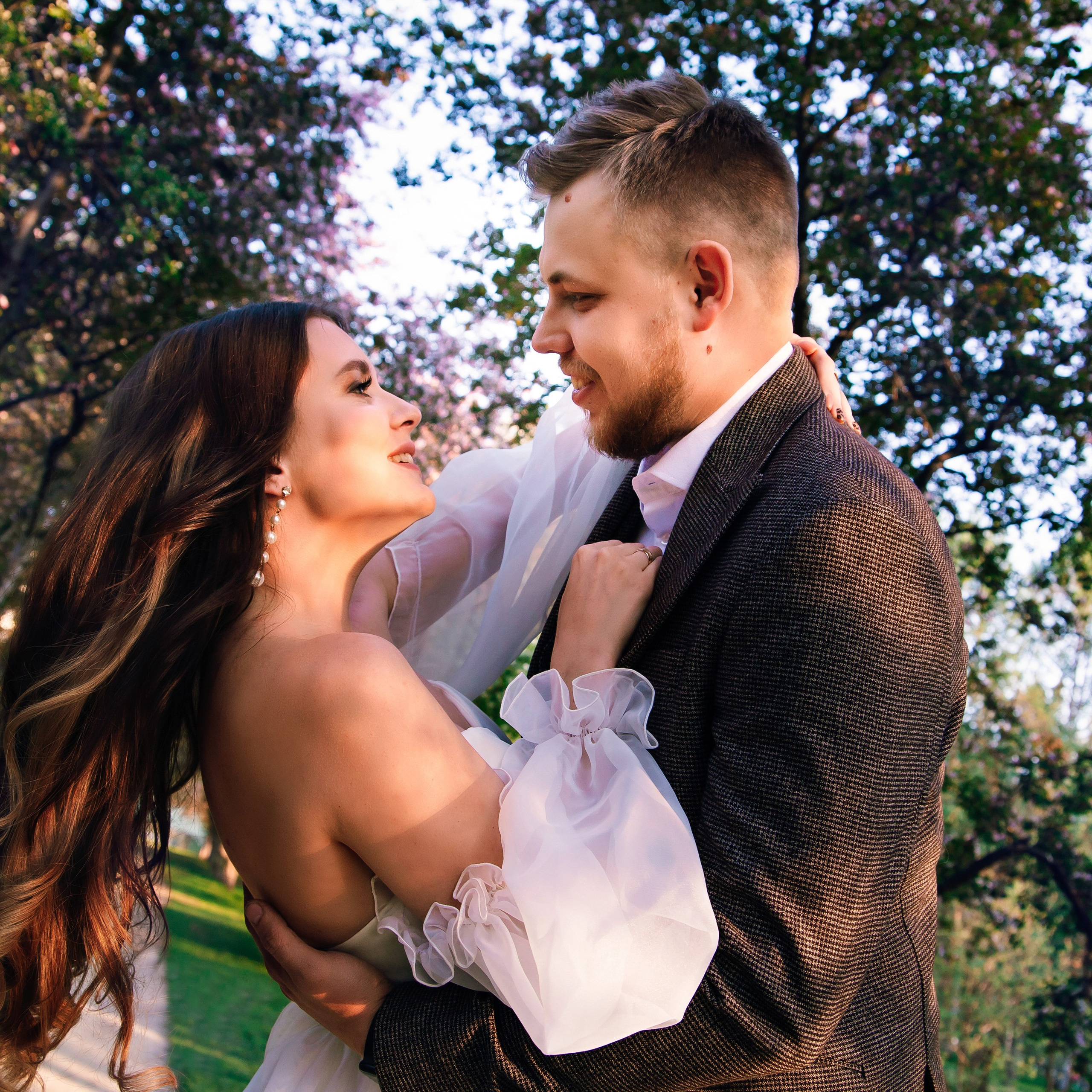 Прогулочная фотосессия молодоженов. Свадебный, семейный фотограф, контент съёмка. Екатеринбург. Елена Граф