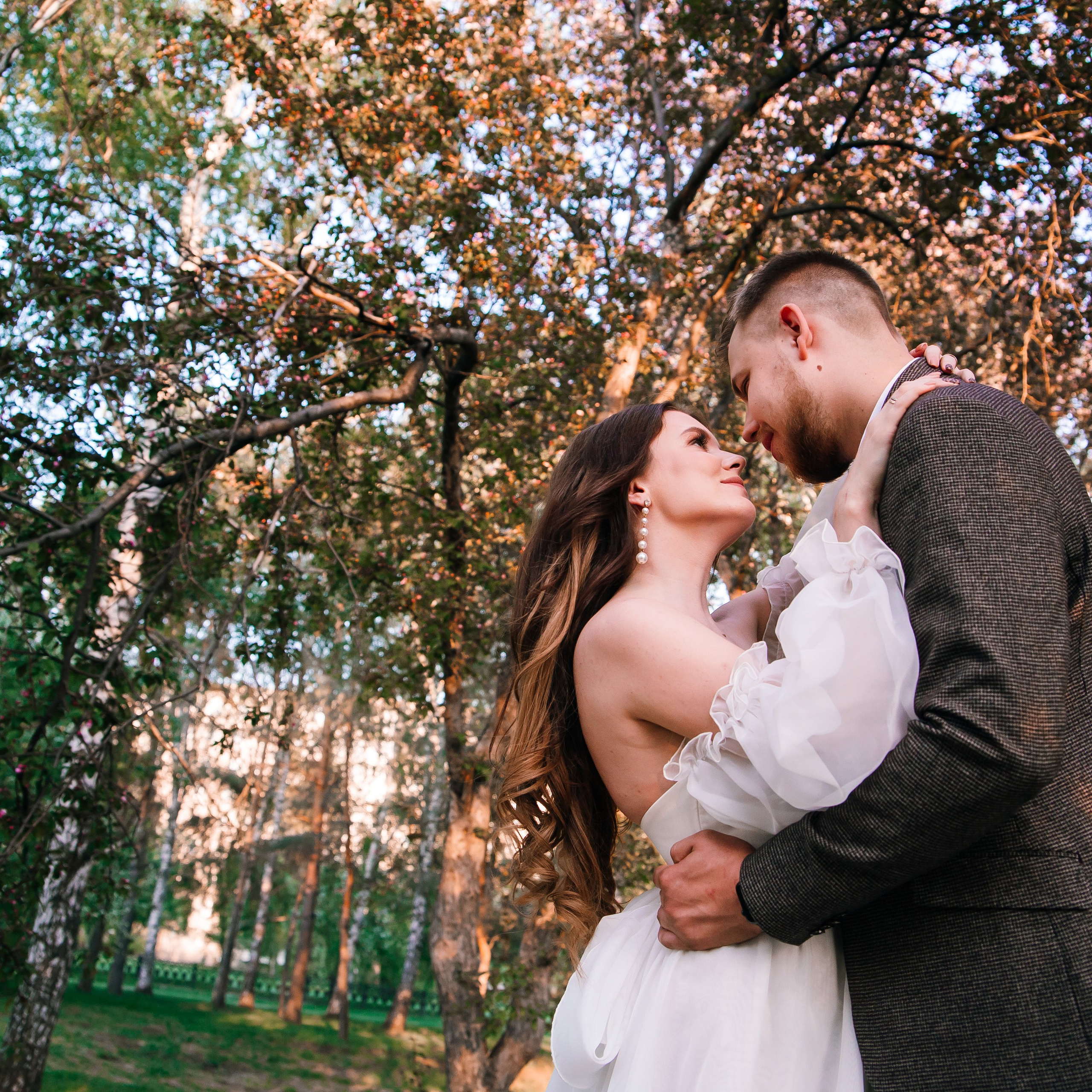 Прогулочная фотосессия молодоженов. Свадебный, семейный фотограф, контент съёмка. Екатеринбург. Елена Граф