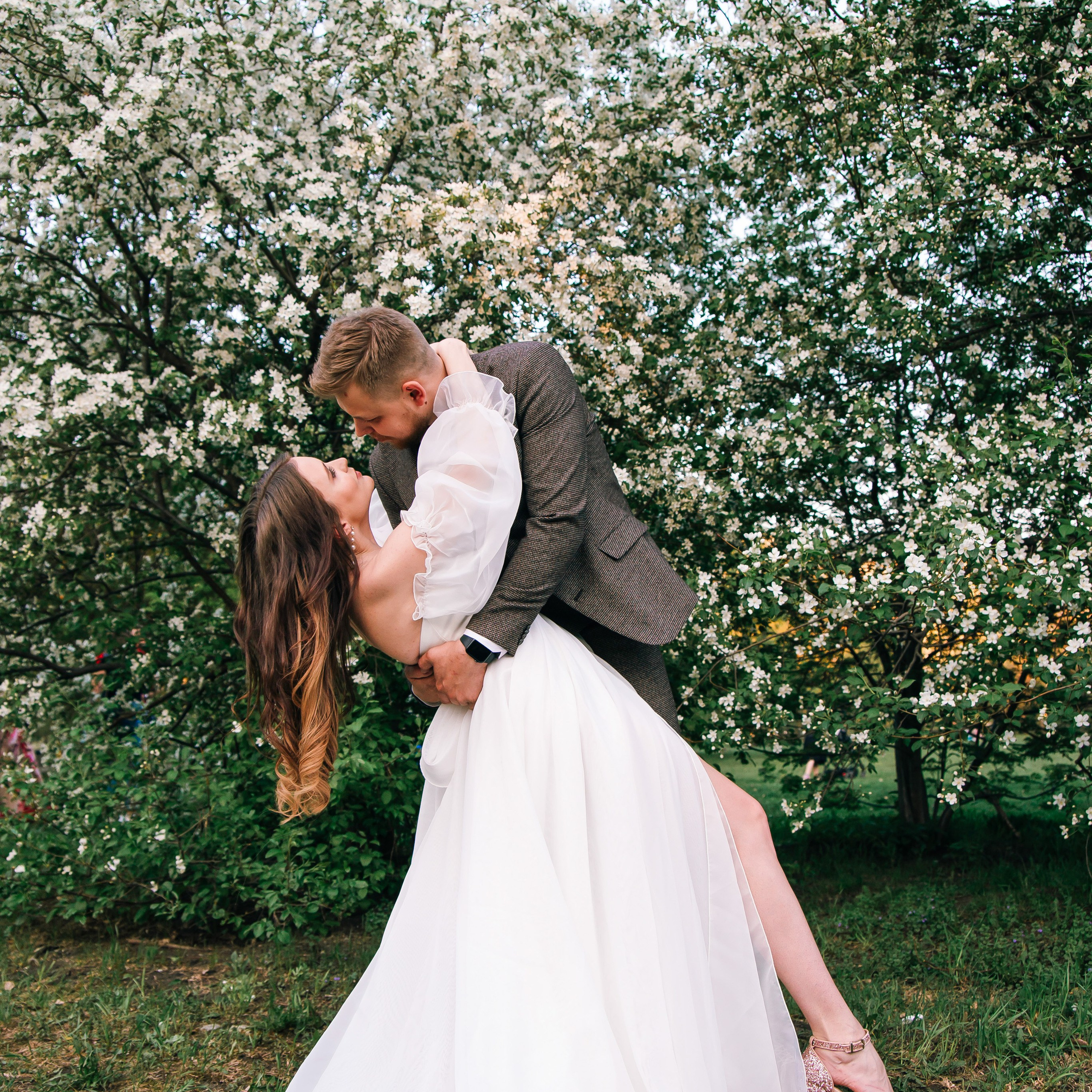 Прогулочная фотосессия молодоженов. Свадебный, семейный фотограф, контент съёмка. Екатеринбург. Елена Граф