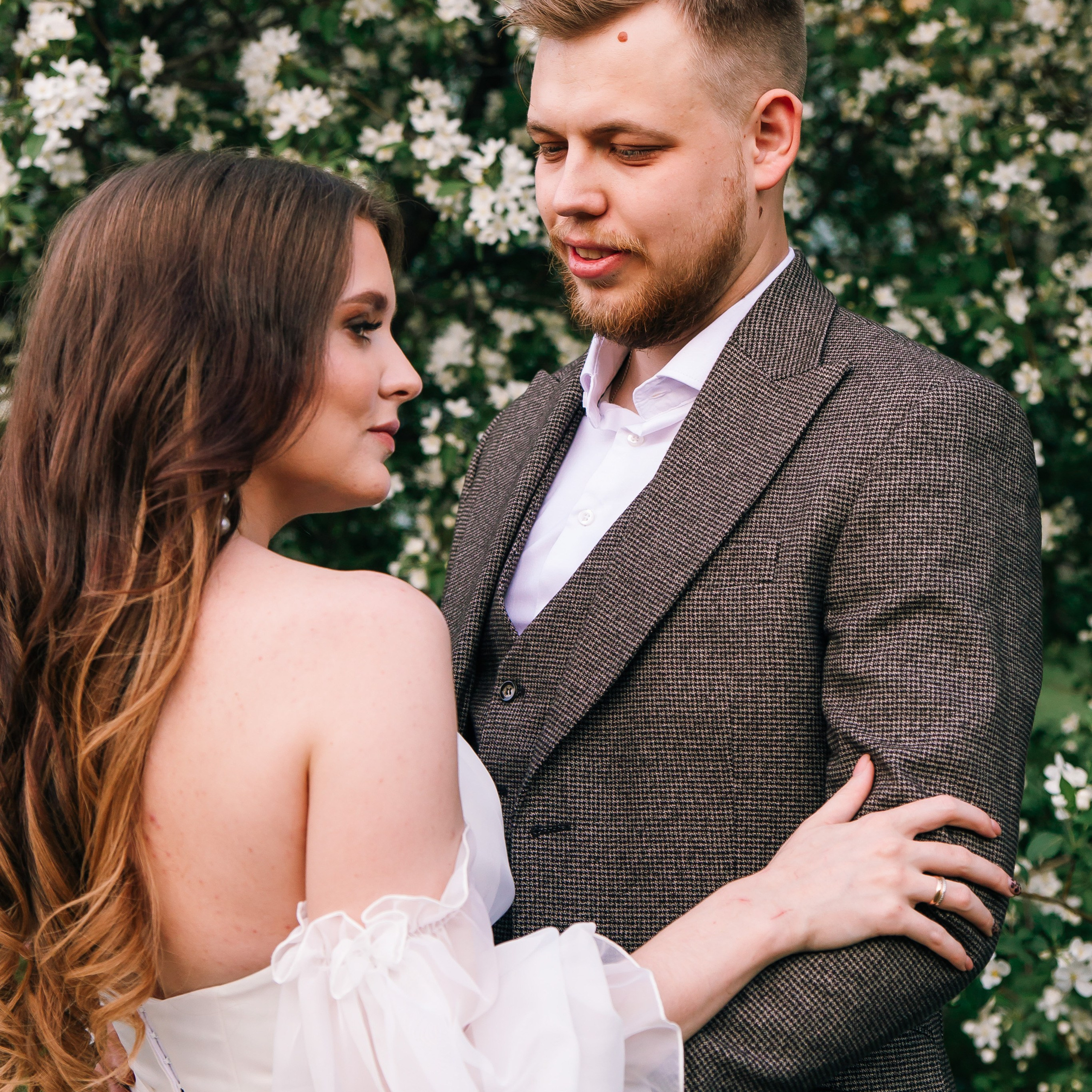 Прогулочная фотосессия молодоженов. Свадебный, семейный фотограф, контент съёмка. Екатеринбург. Елена Граф