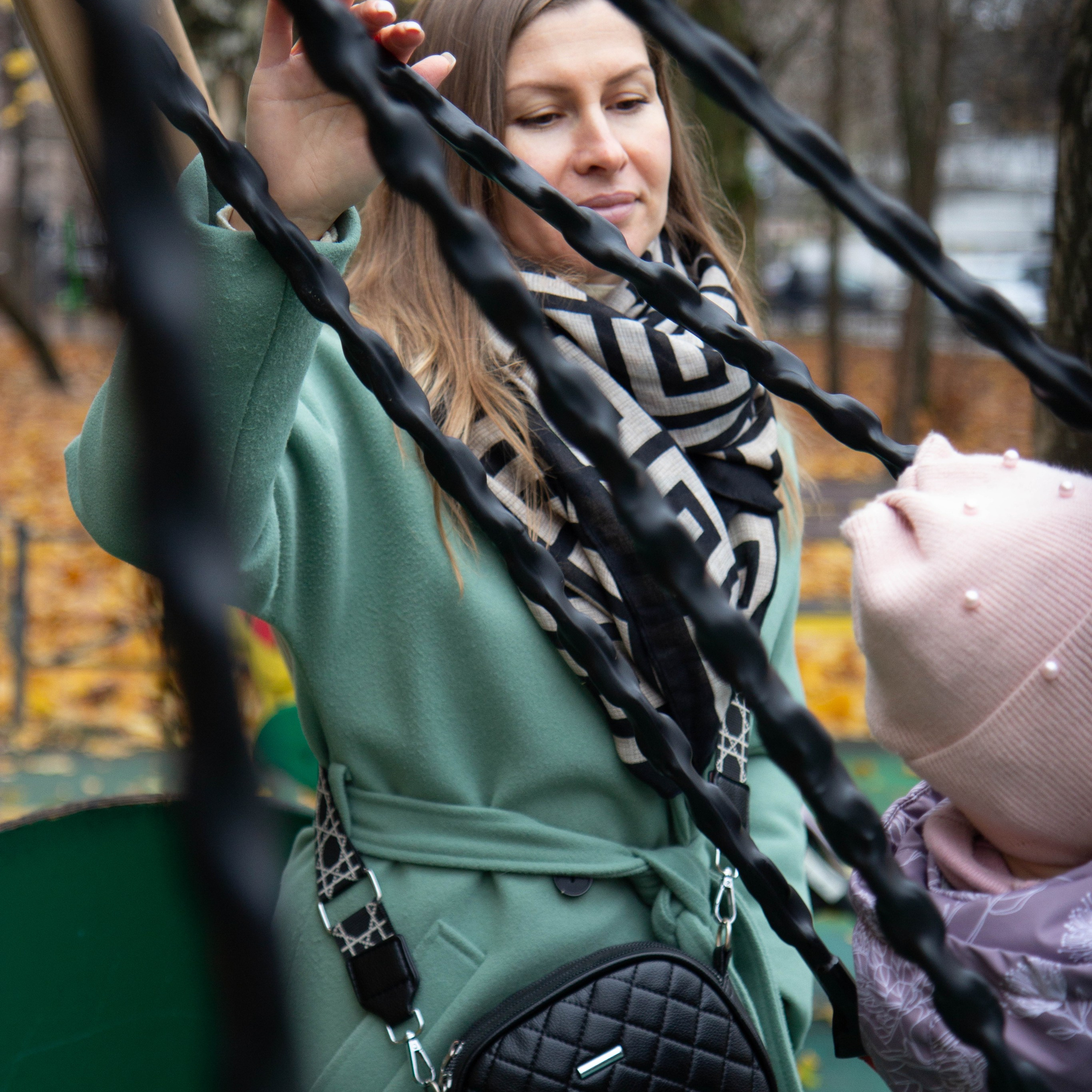 Осенняя прогулка мамочки и доченьки