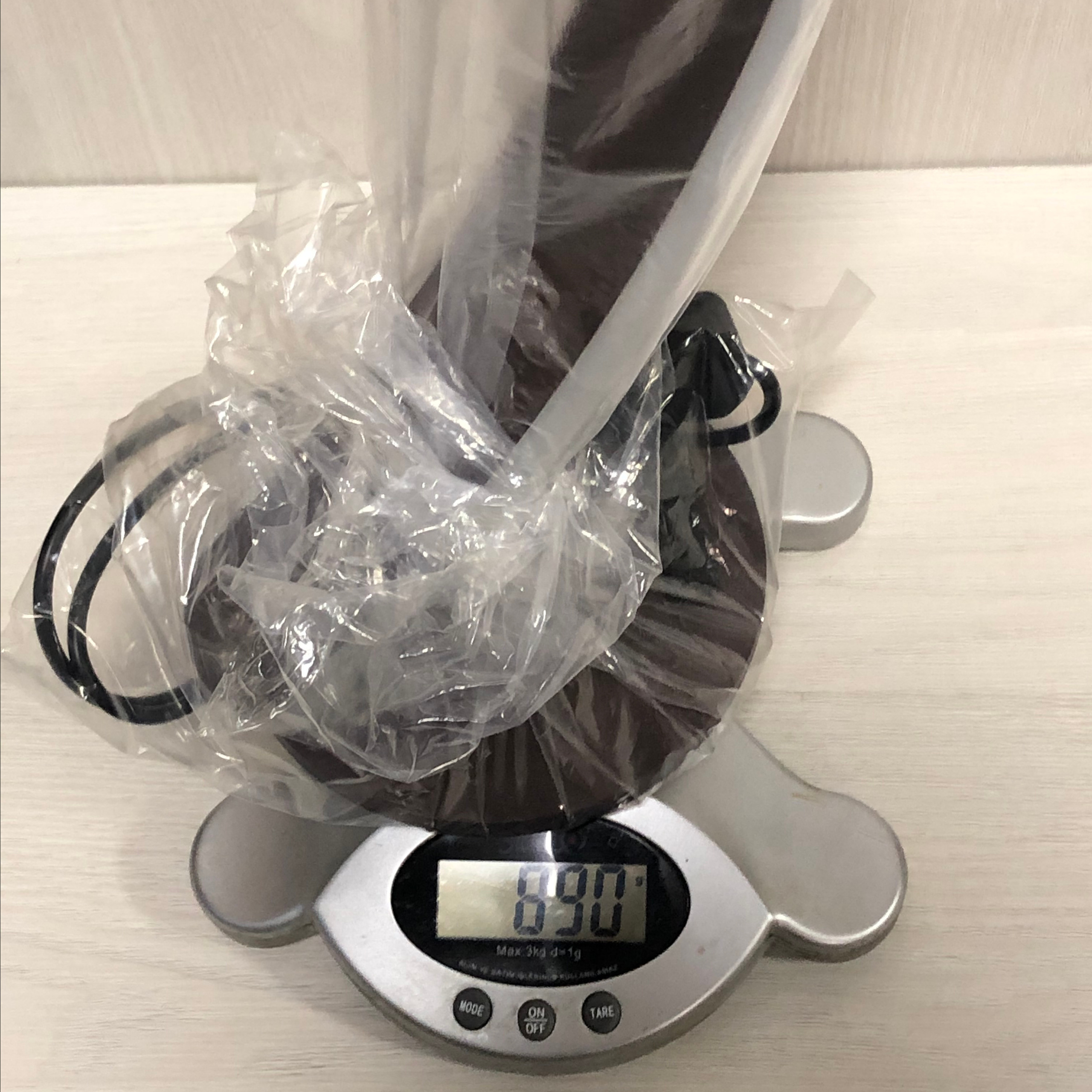 Светодиодная настольная led лампа в форме дуги. Фотограф — видеограф в Москве Дмитрий Менделеев