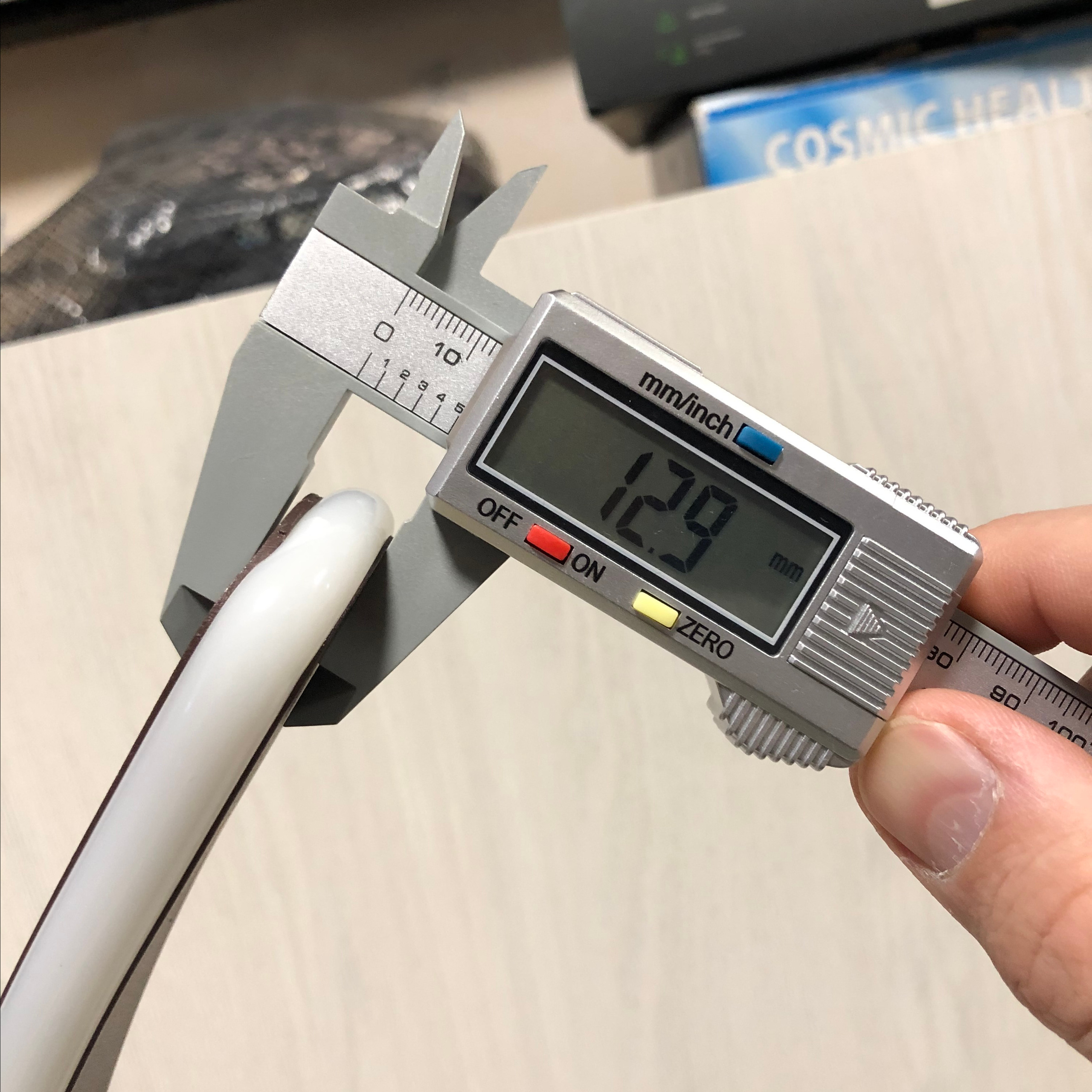 Светодиодная настольная led лампа в форме дуги. Фотограф — видеограф в Москве Дмитрий Менделеев